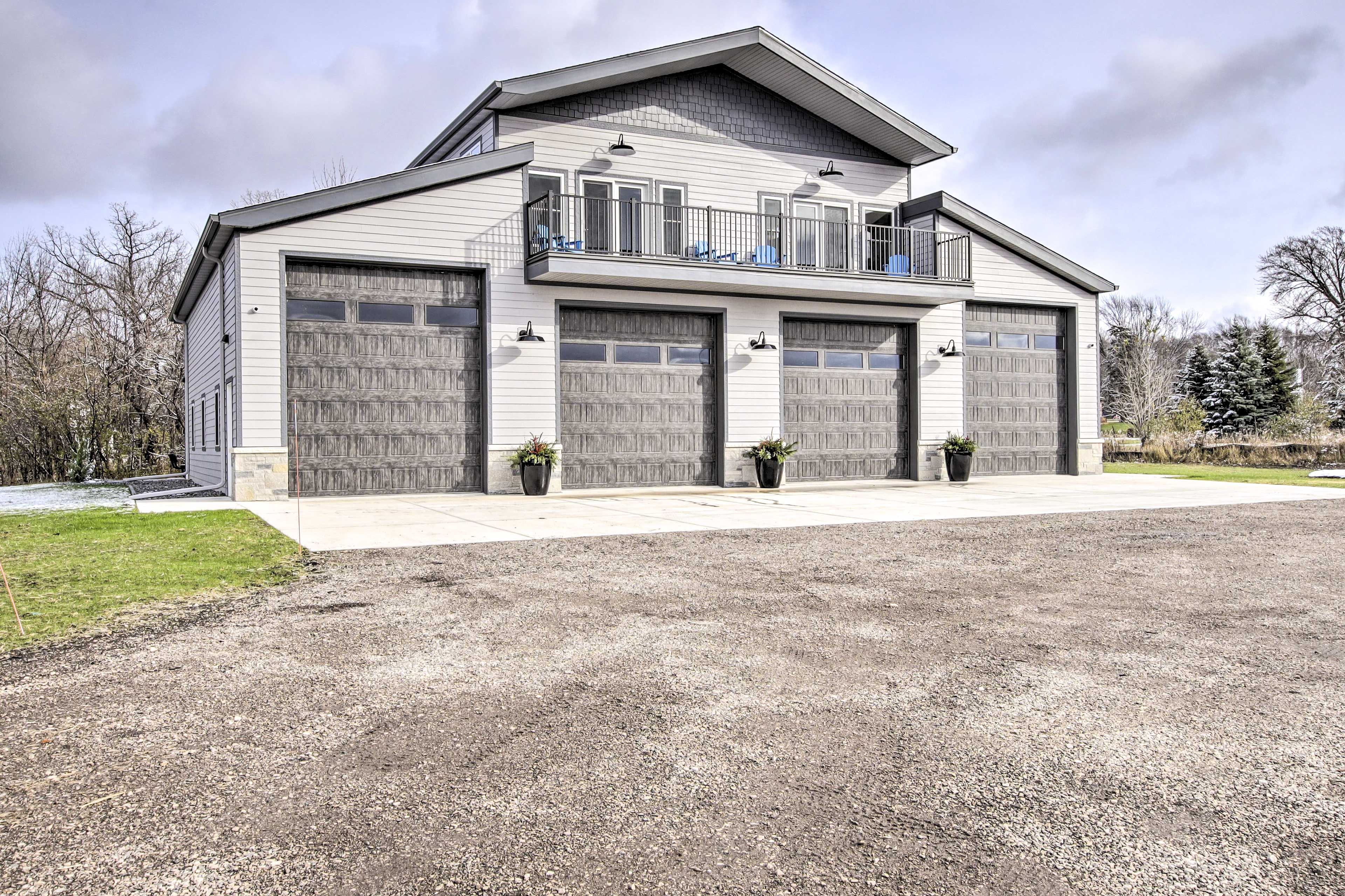Parking | Garage (2 Vehicles) | Driveway (4 Vehicles) | RV/Trailer Parking