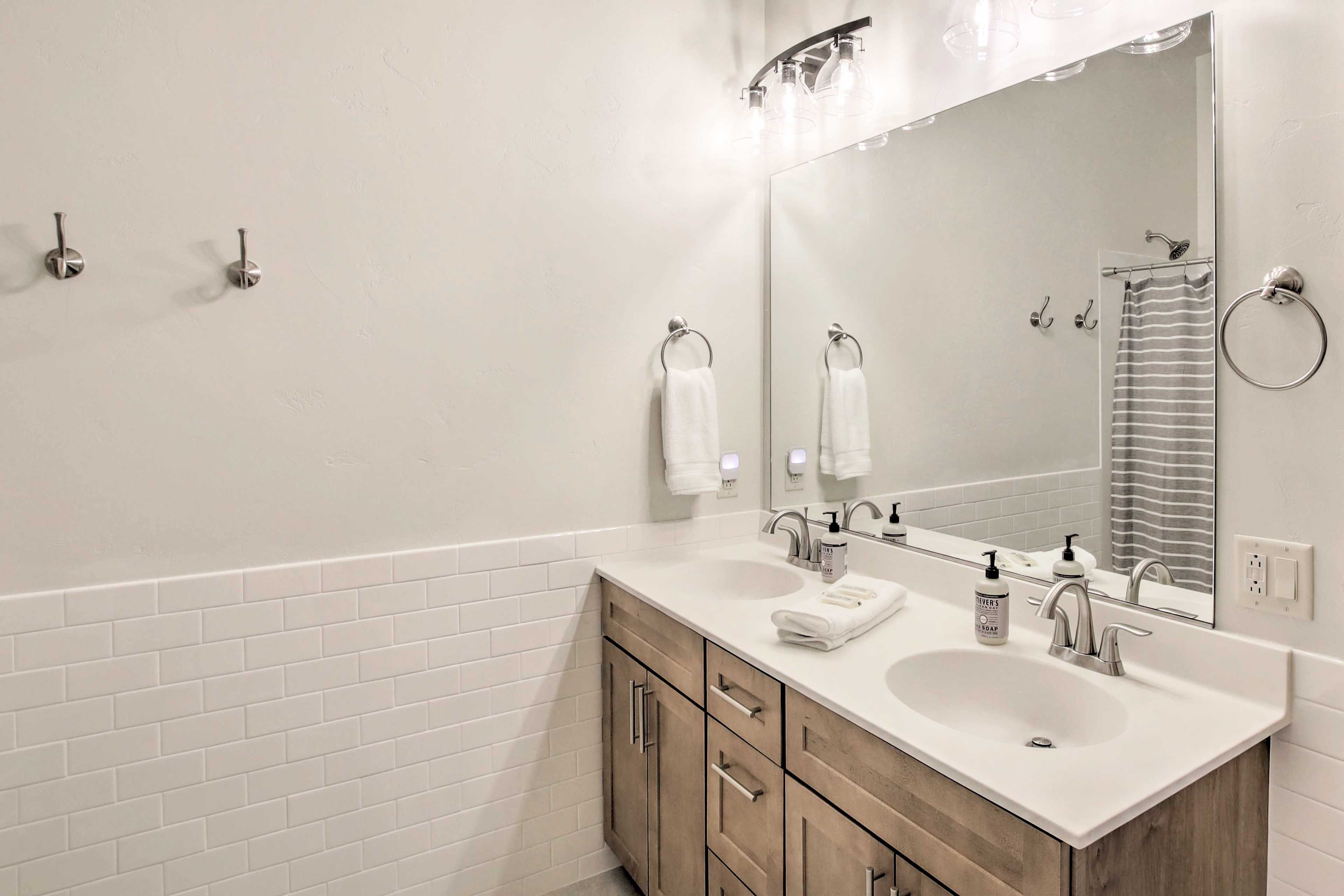 Full Bathroom | 2nd Floor | Towels Provided