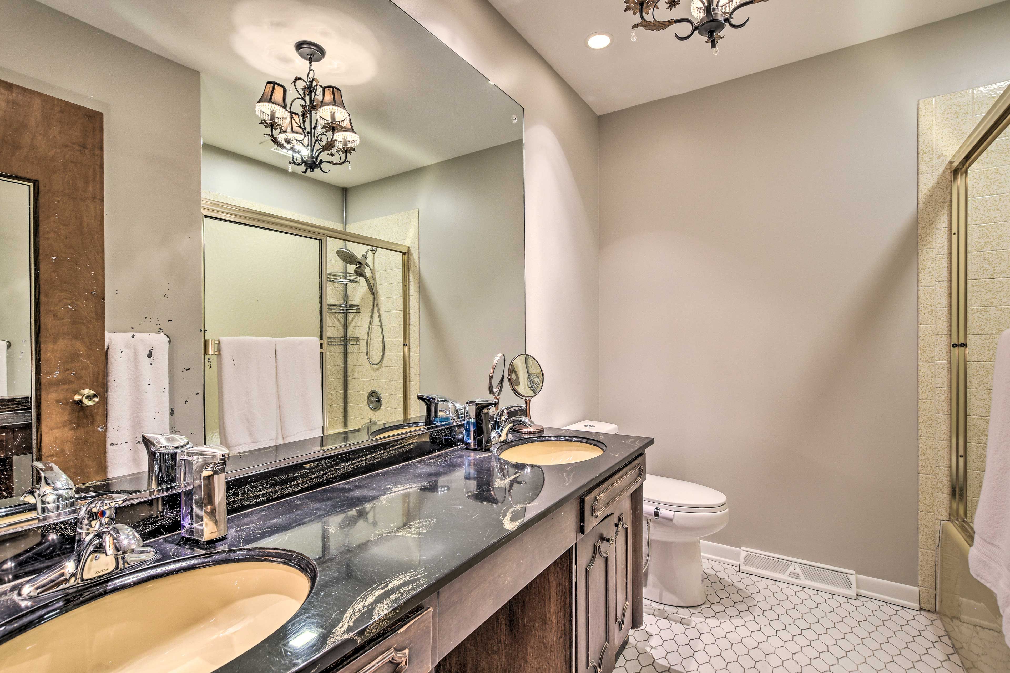 Full Bathroom | 3rd Floor | Towels Provided