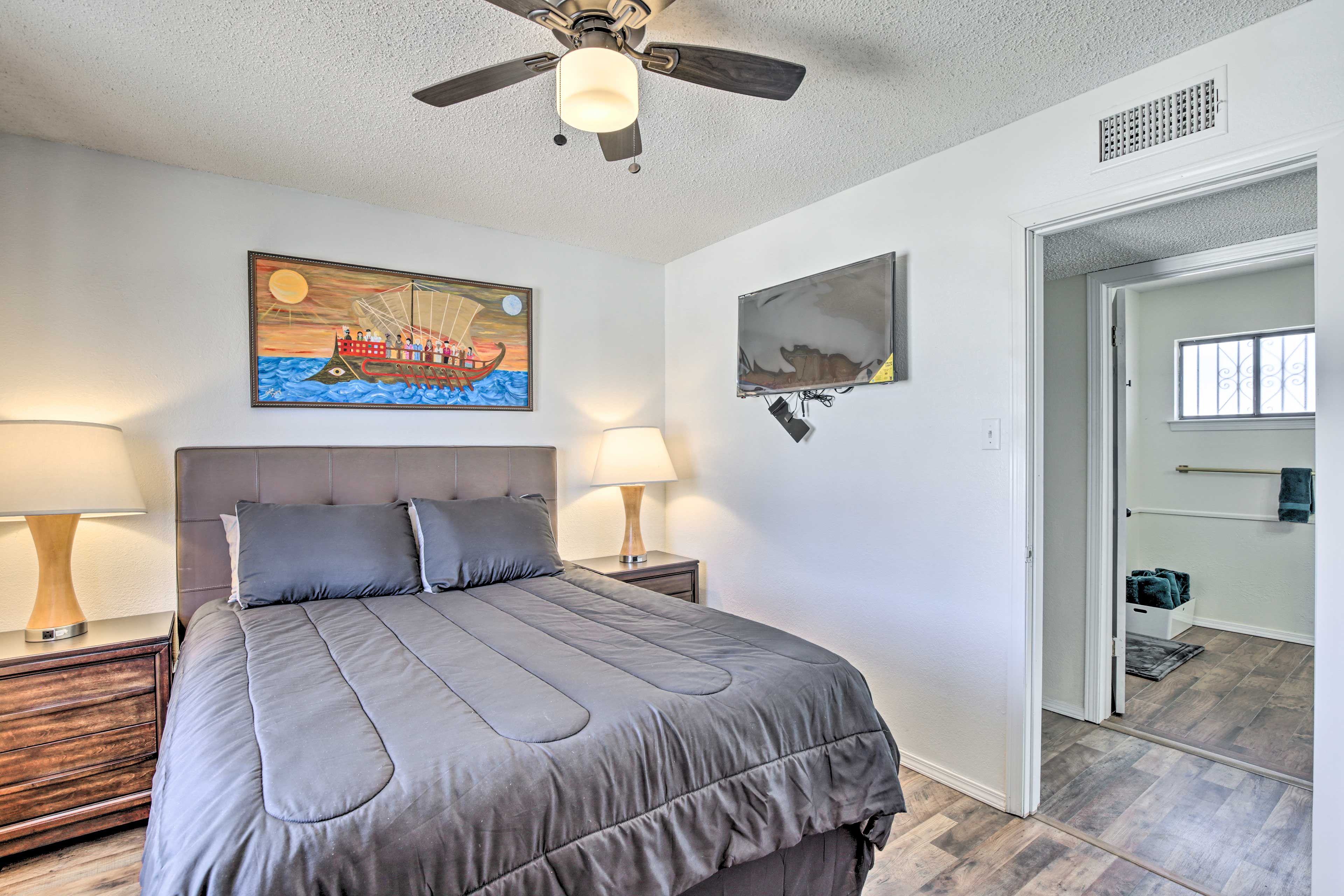Bedroom 2 | 2nd Floor | Queen Bed | Smart TV w/ Cable