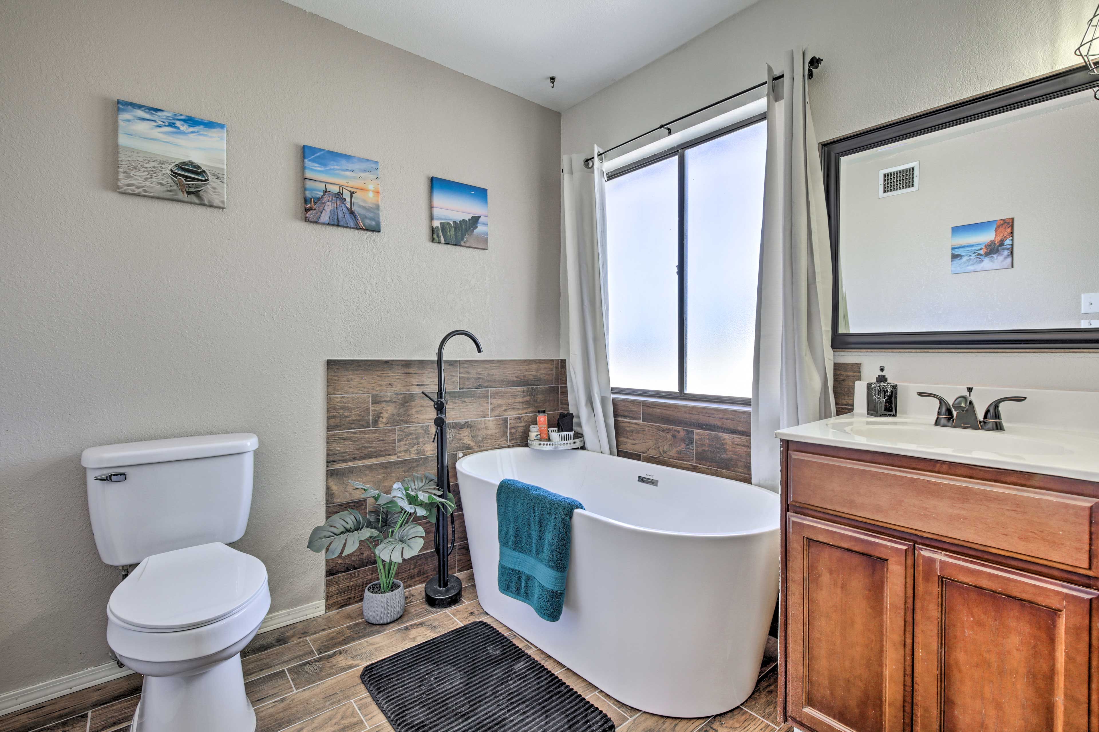 Full Bathroom | Towels Provided