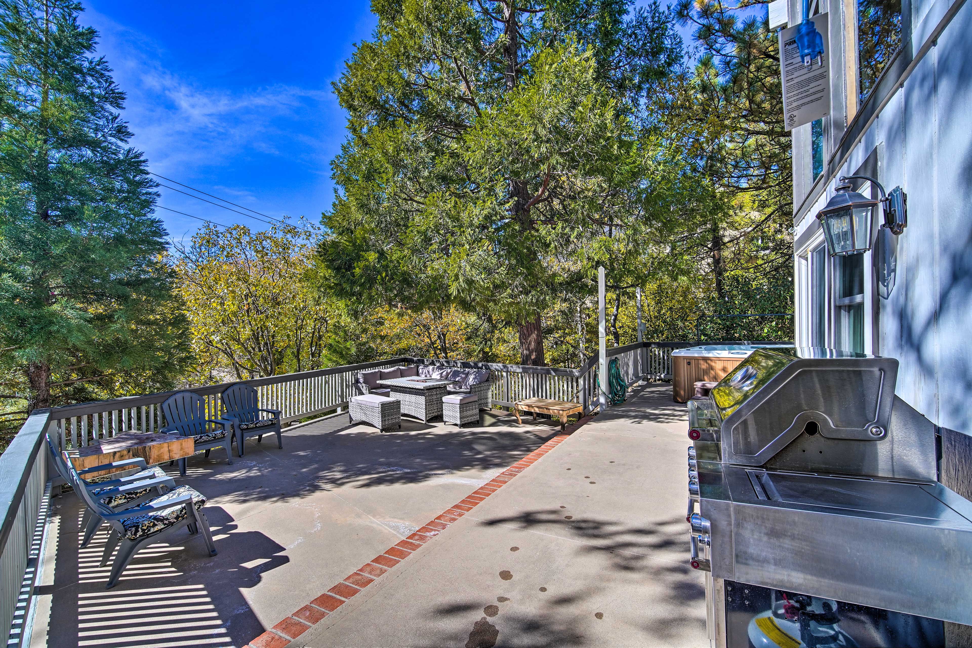 Large Deck | Hot Tub | Fire Pit | Gas Grill