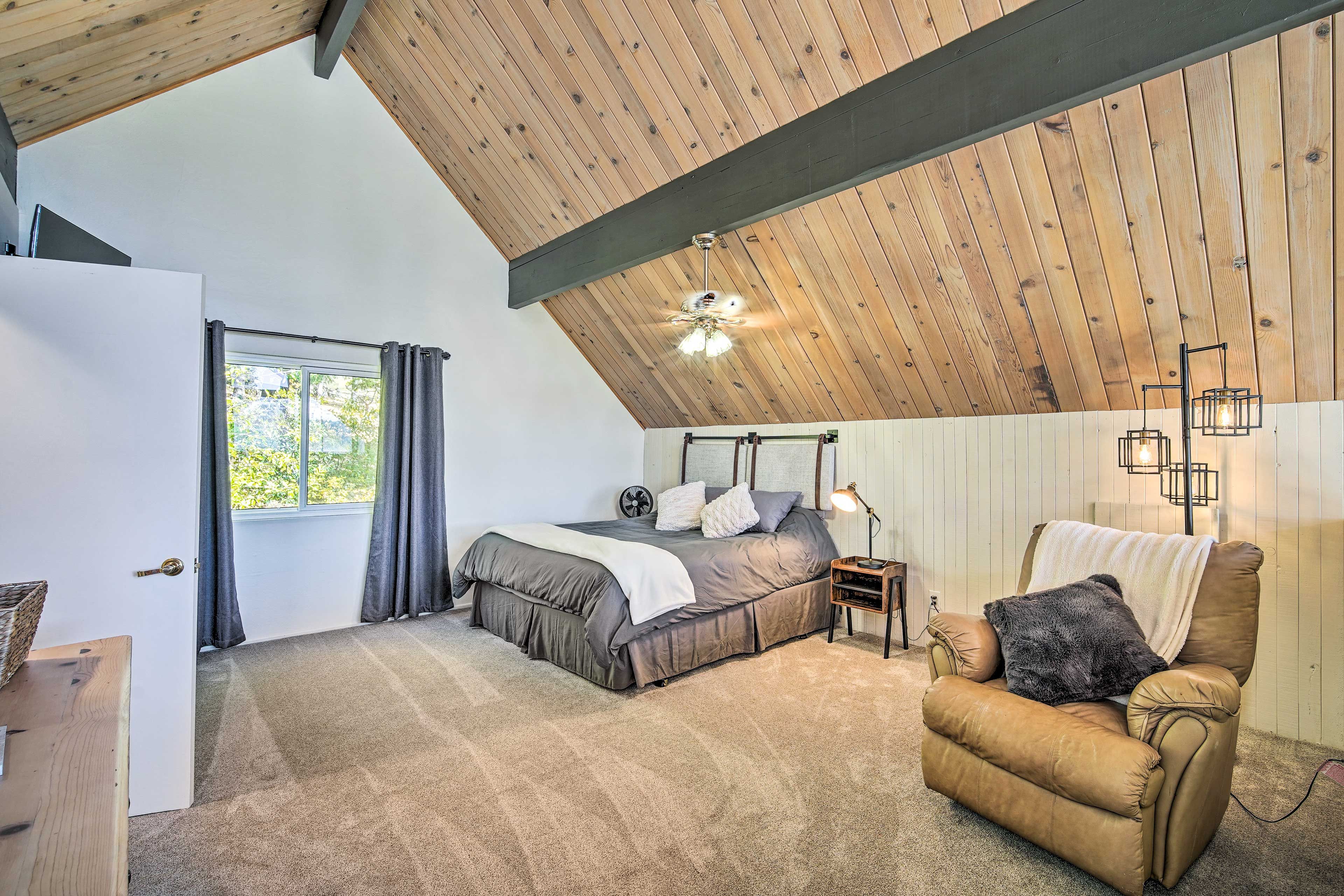 Loft | King Bed | 2nd Floor | Linens Provided