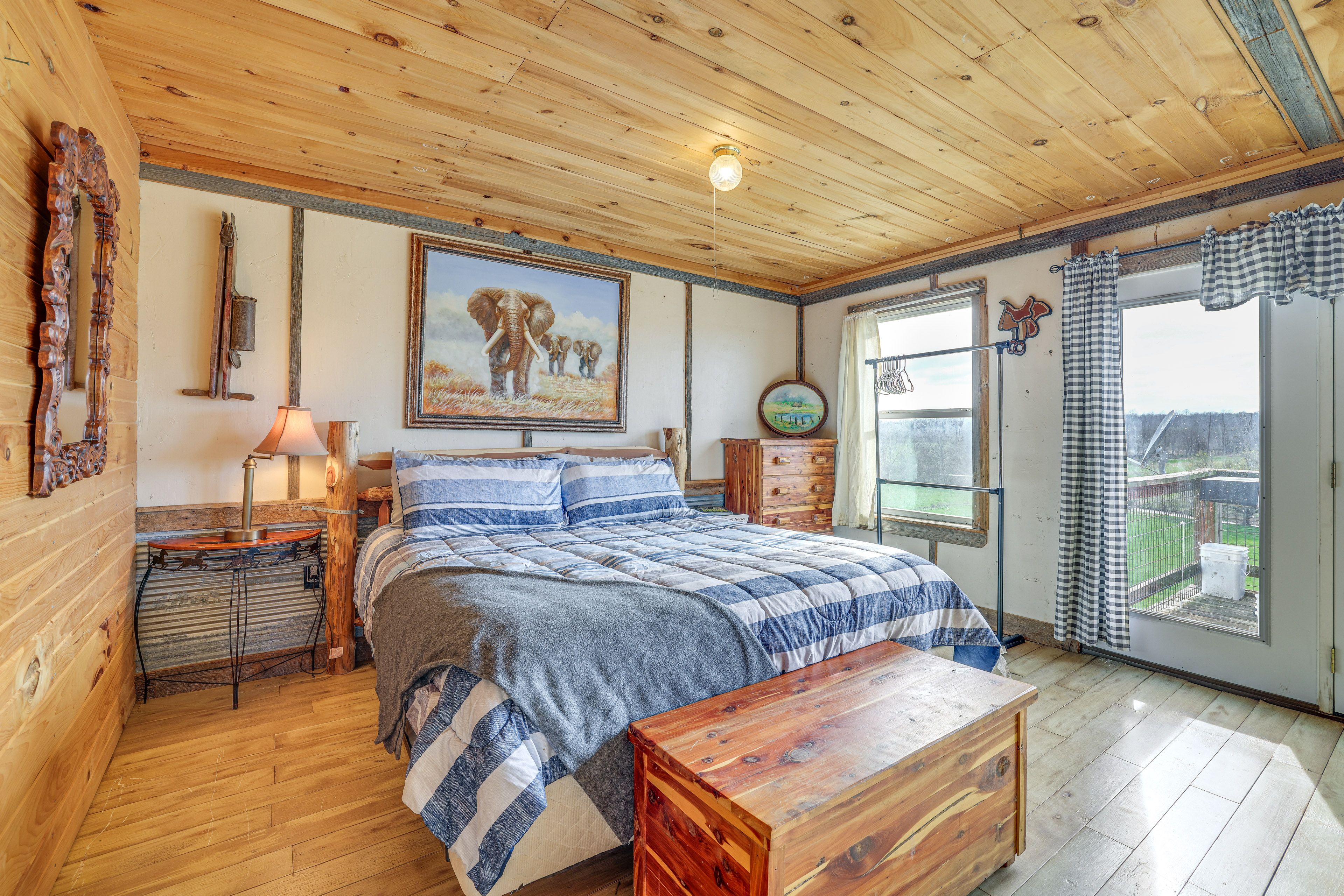 Bedroom | King Bed | Twin Bed | Linens Provided