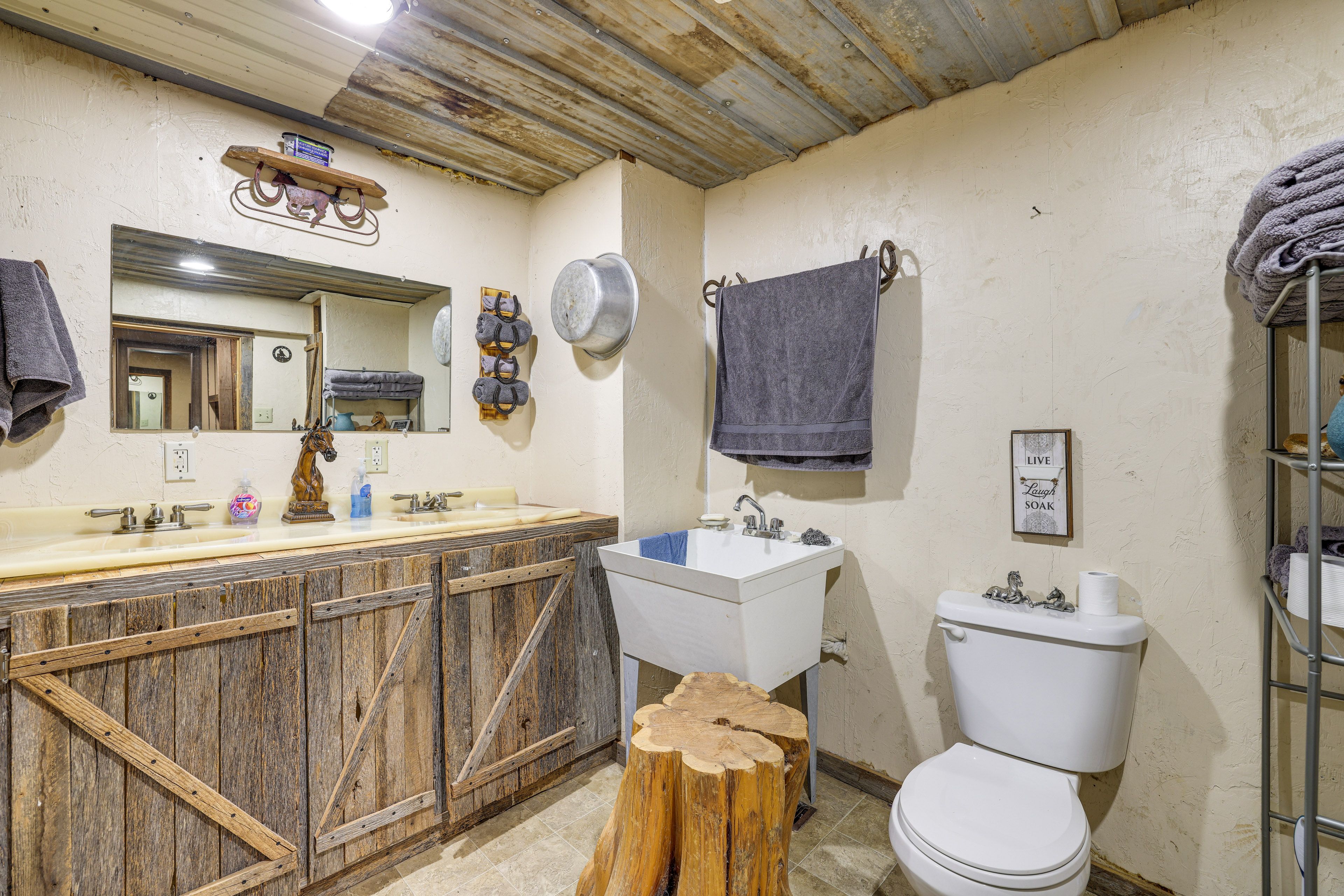 Full Bathroom | Towels Provided | Complimentary Toiletries