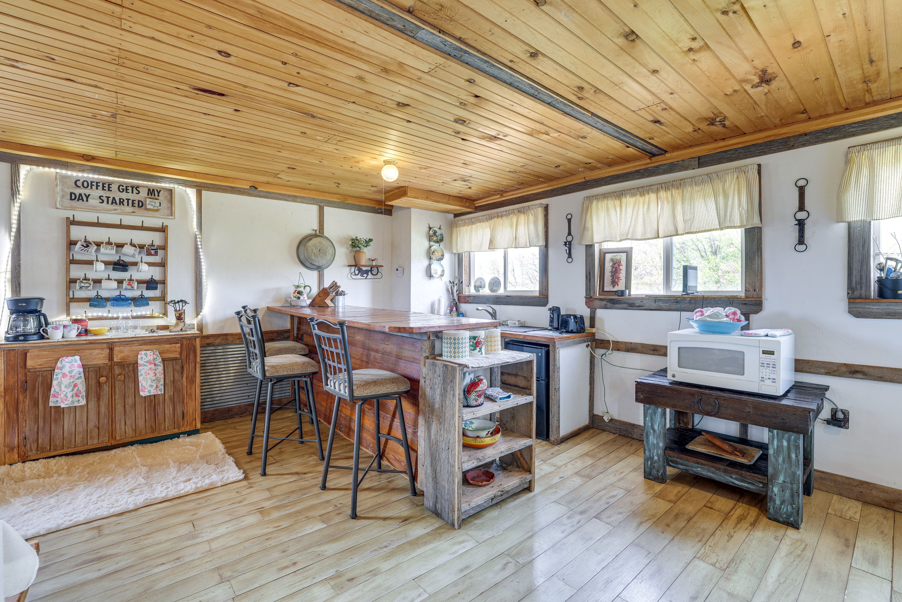 Kitchen | Drip Coffee Maker | Blender | Paper Towels/Trash Bags Provided