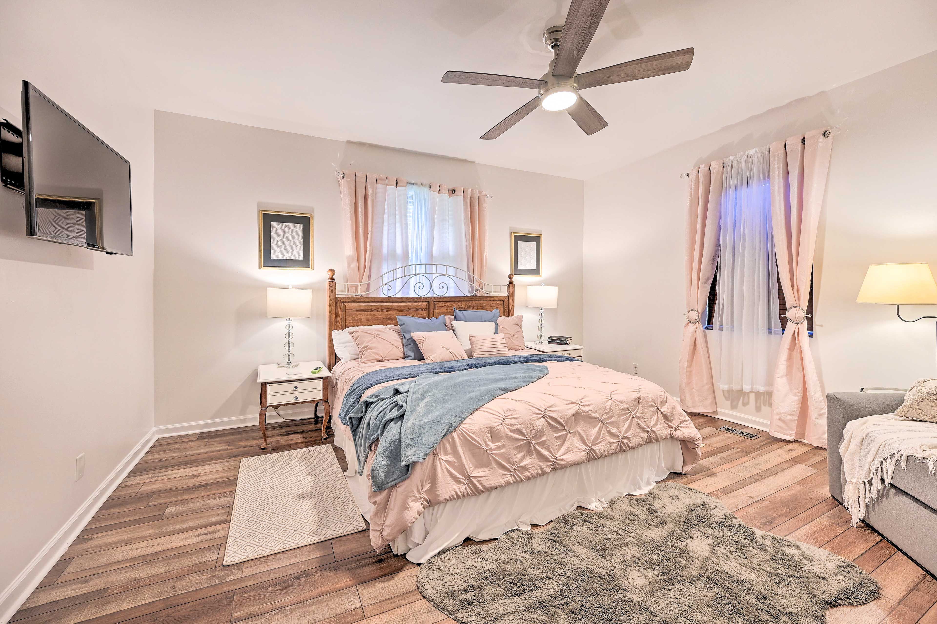 Bedroom 1 | King Bed | Twin Sleeper Chair | 1st Floor | Linens Provided