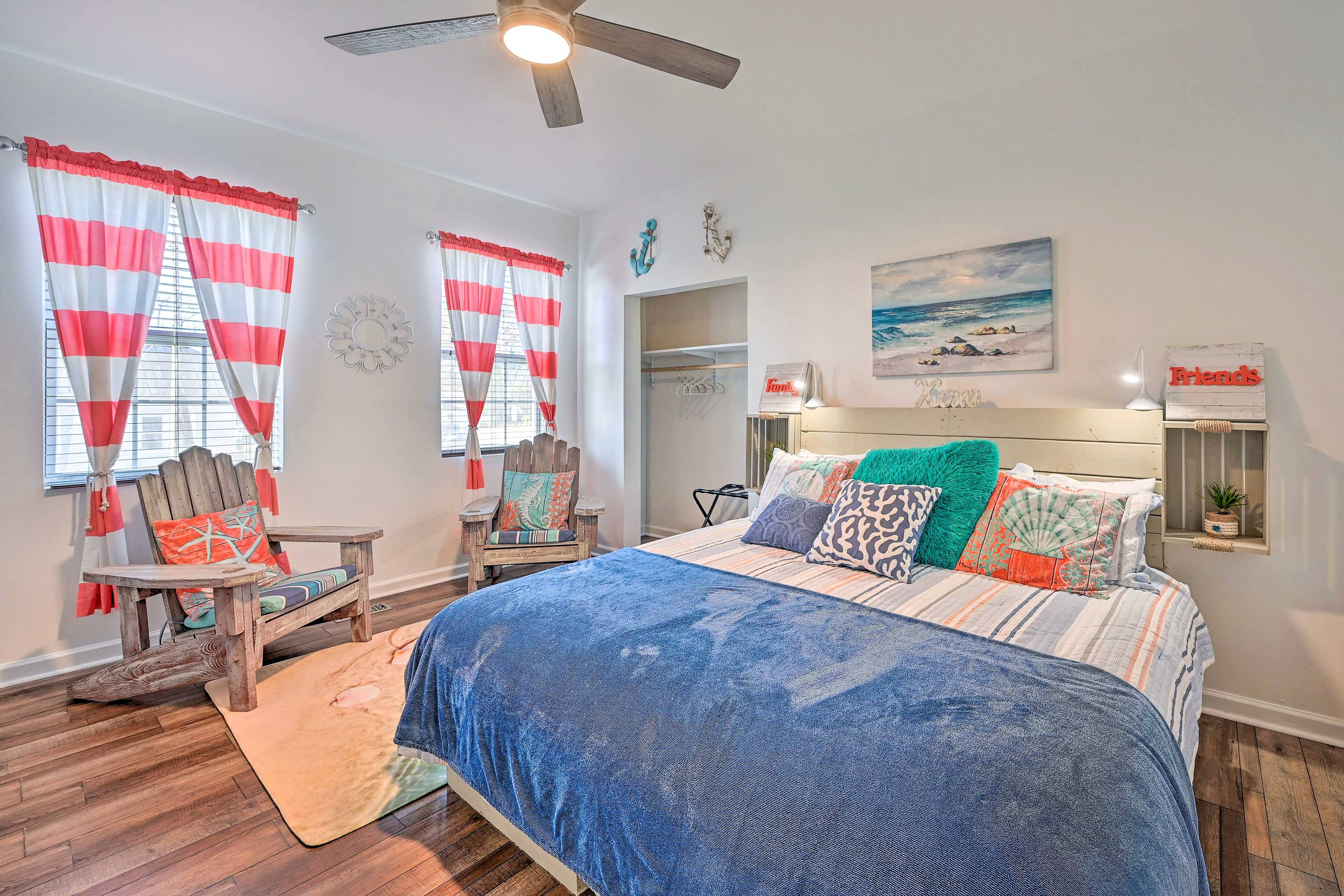 Bedroom 2 | King Bed | 1st Floor | Hangers