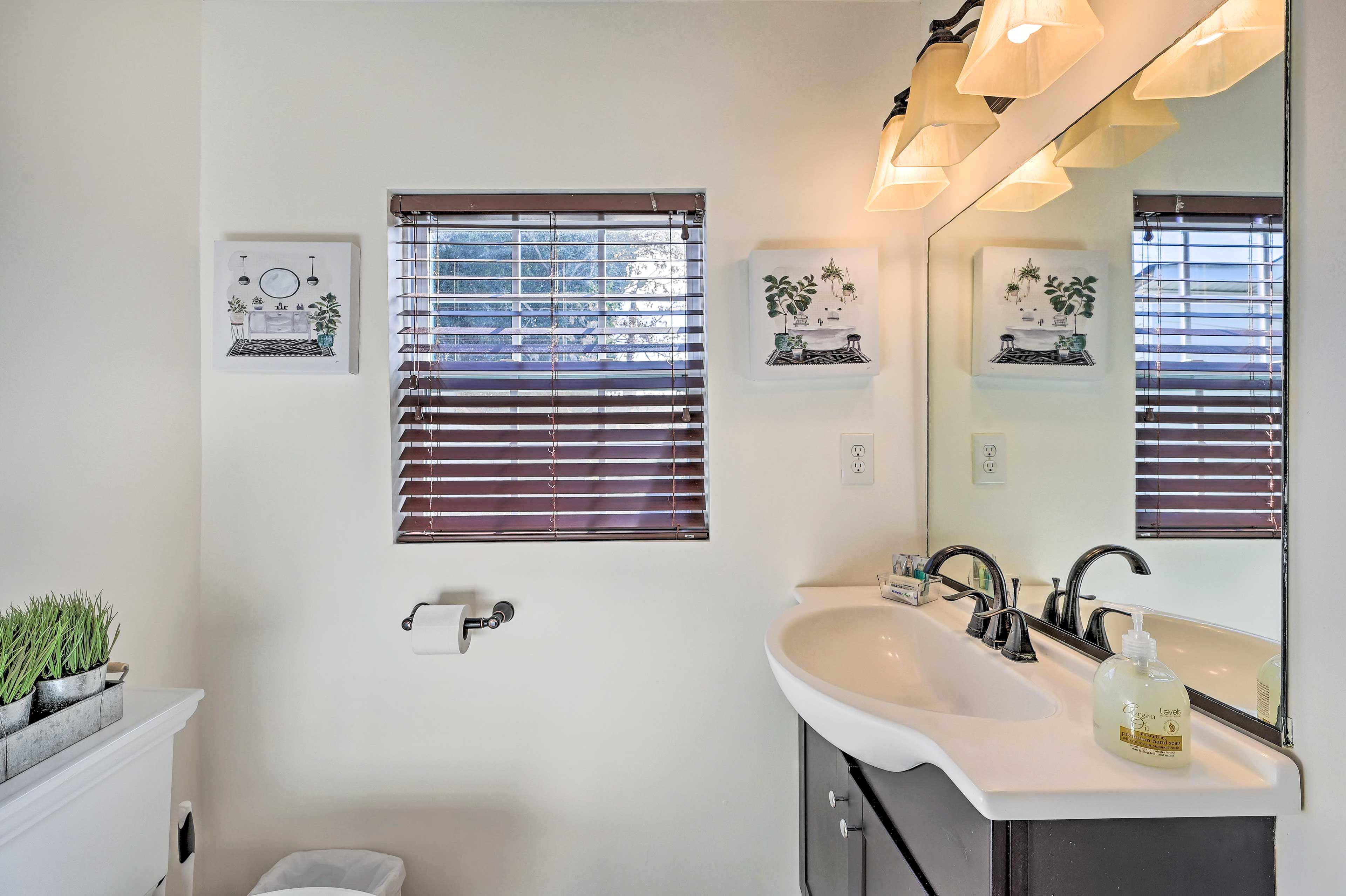 Full Bathroom | 1st Floor | Towels Provided | Complimentary Toiletries