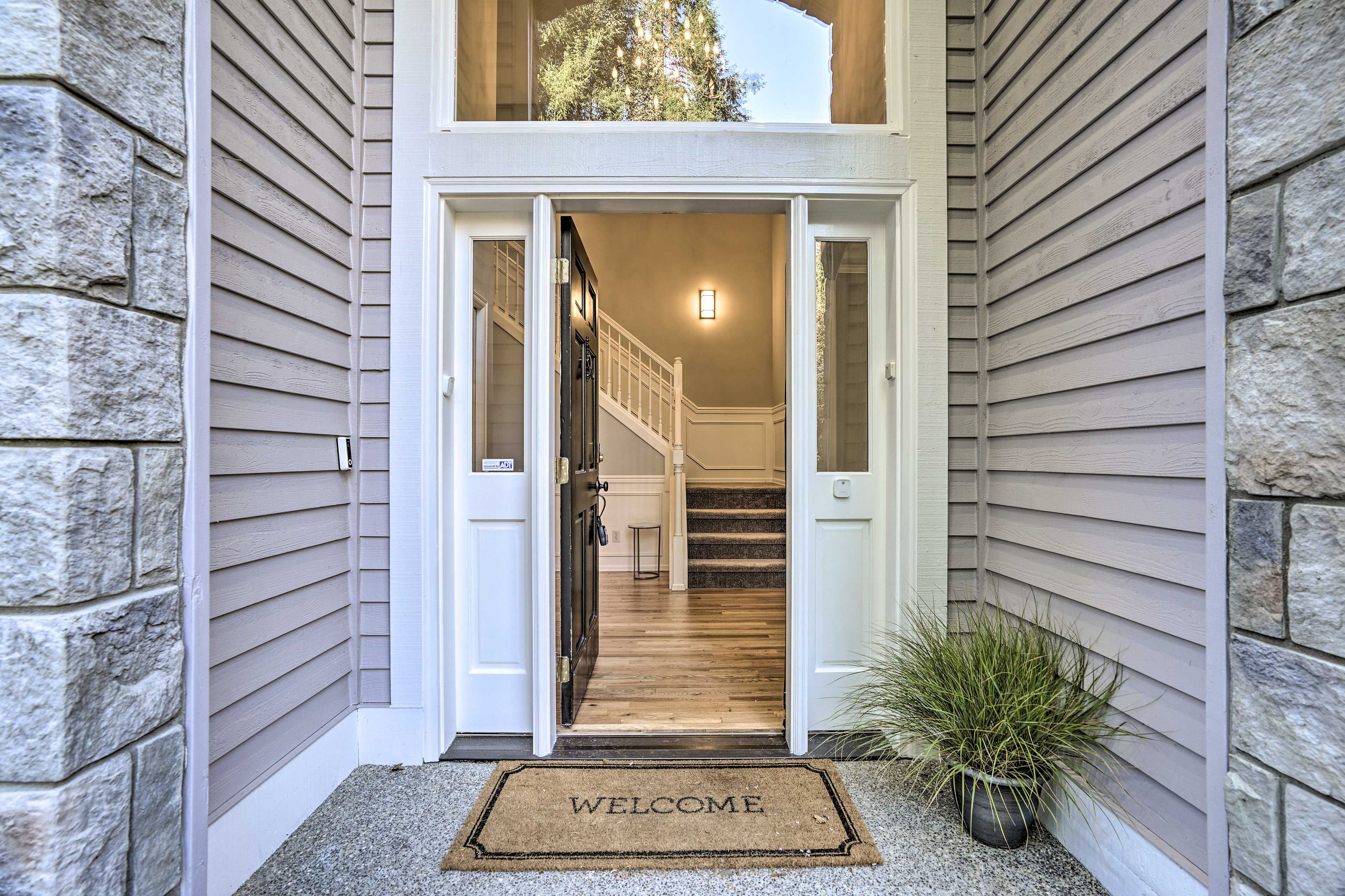 Entrance | 4 Exterior Security Cameras (Facing Outward)