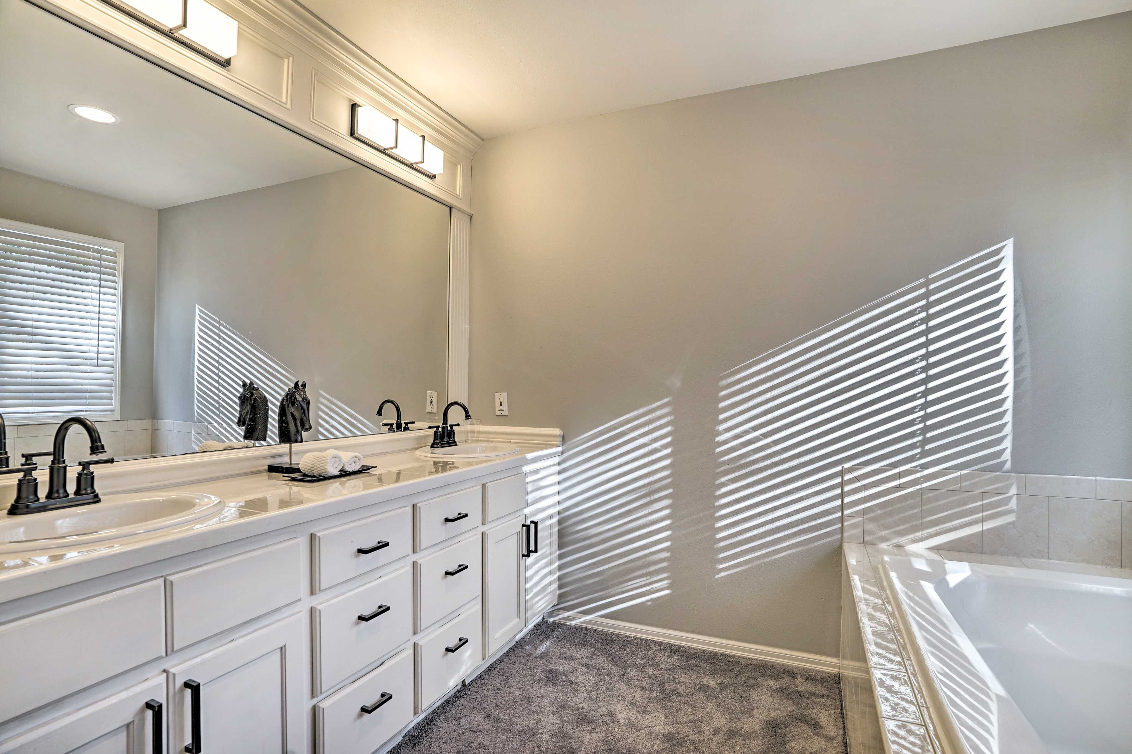 En-Suite Bathroom | Towels Provided | Complimentary Toiletries