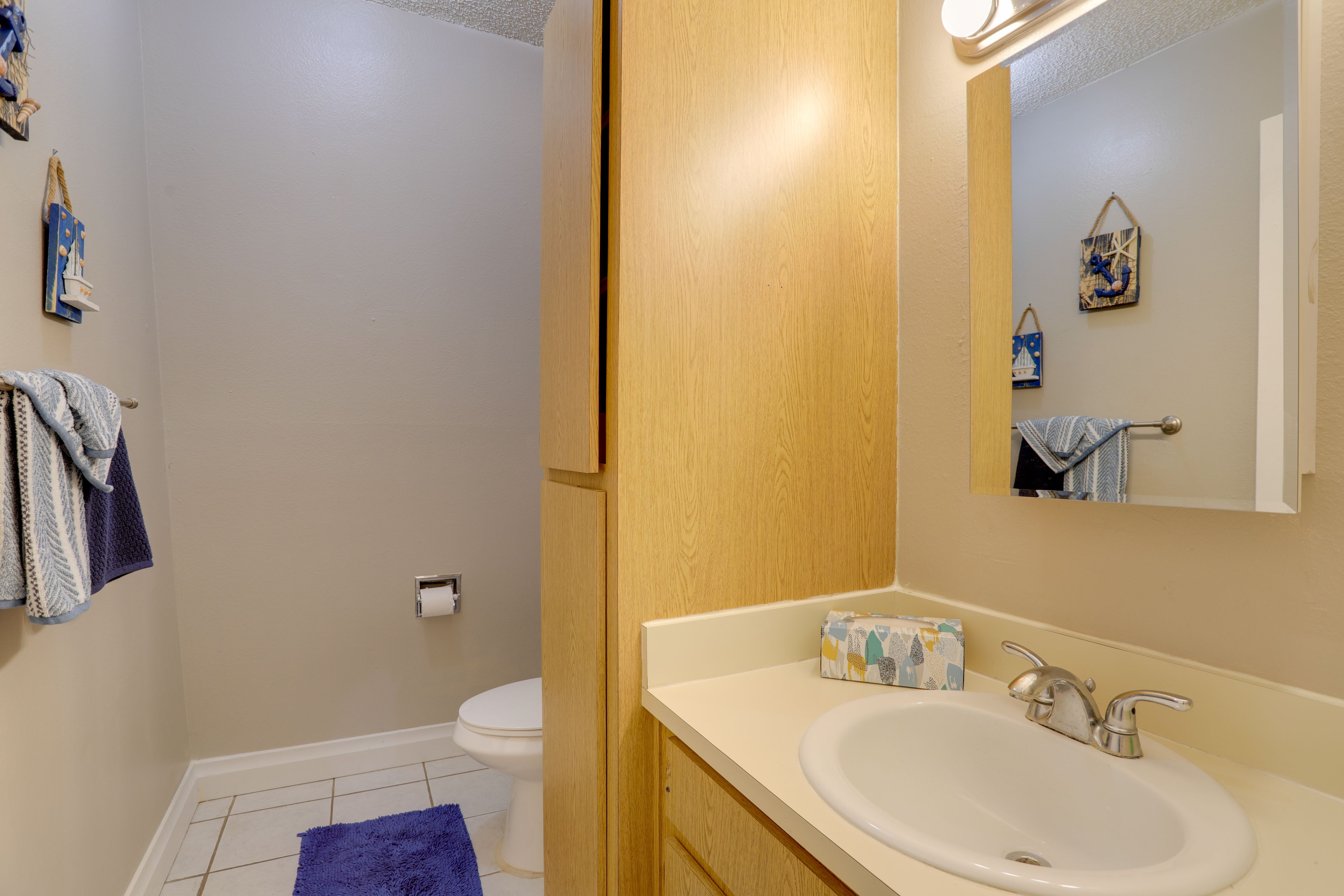 Half Bathroom | 1st Floor | Linens & Towels