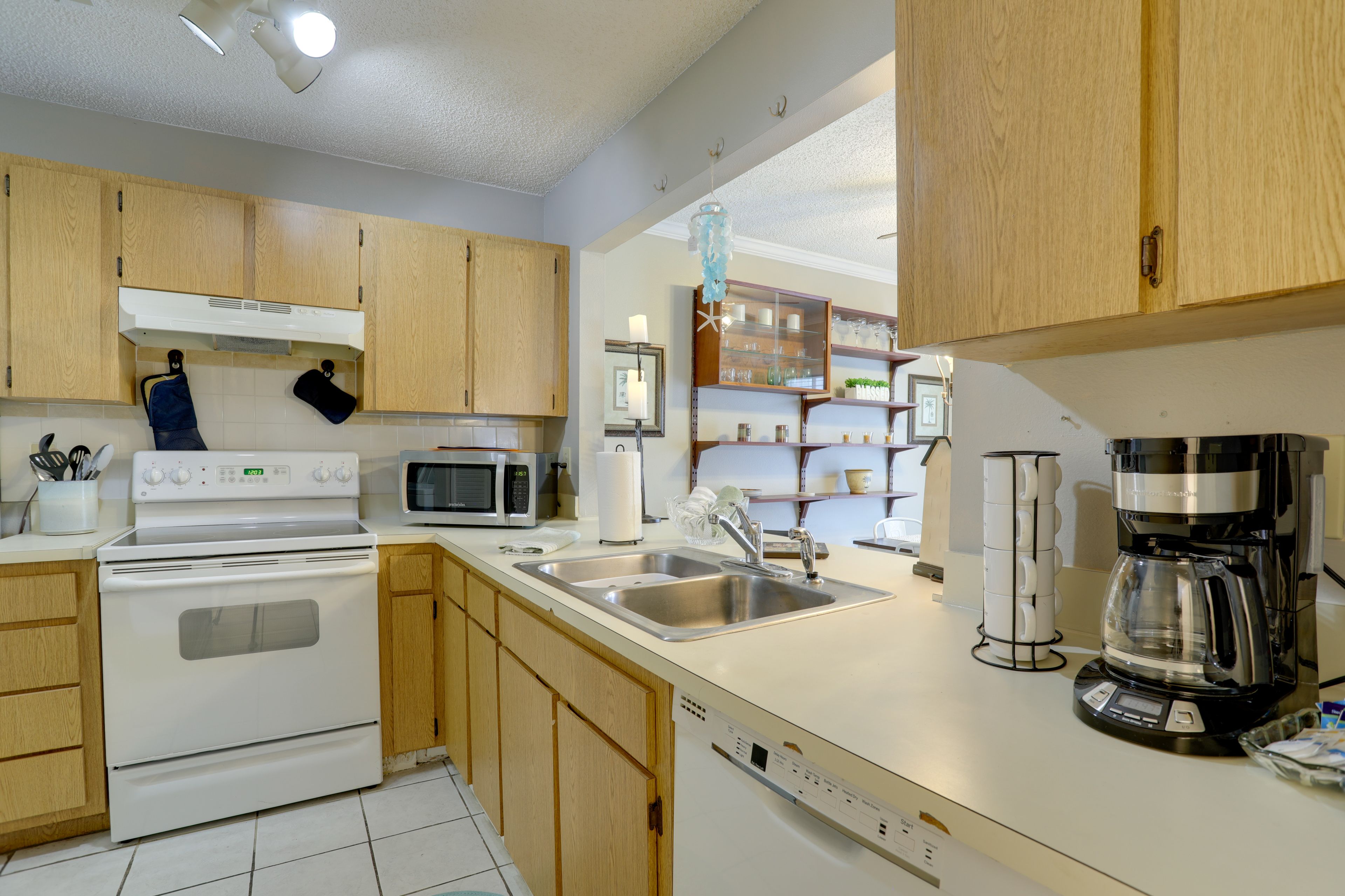 Kitchen | 1st Floor | Cooking Basics | Blender | Toaster | Trash Bags