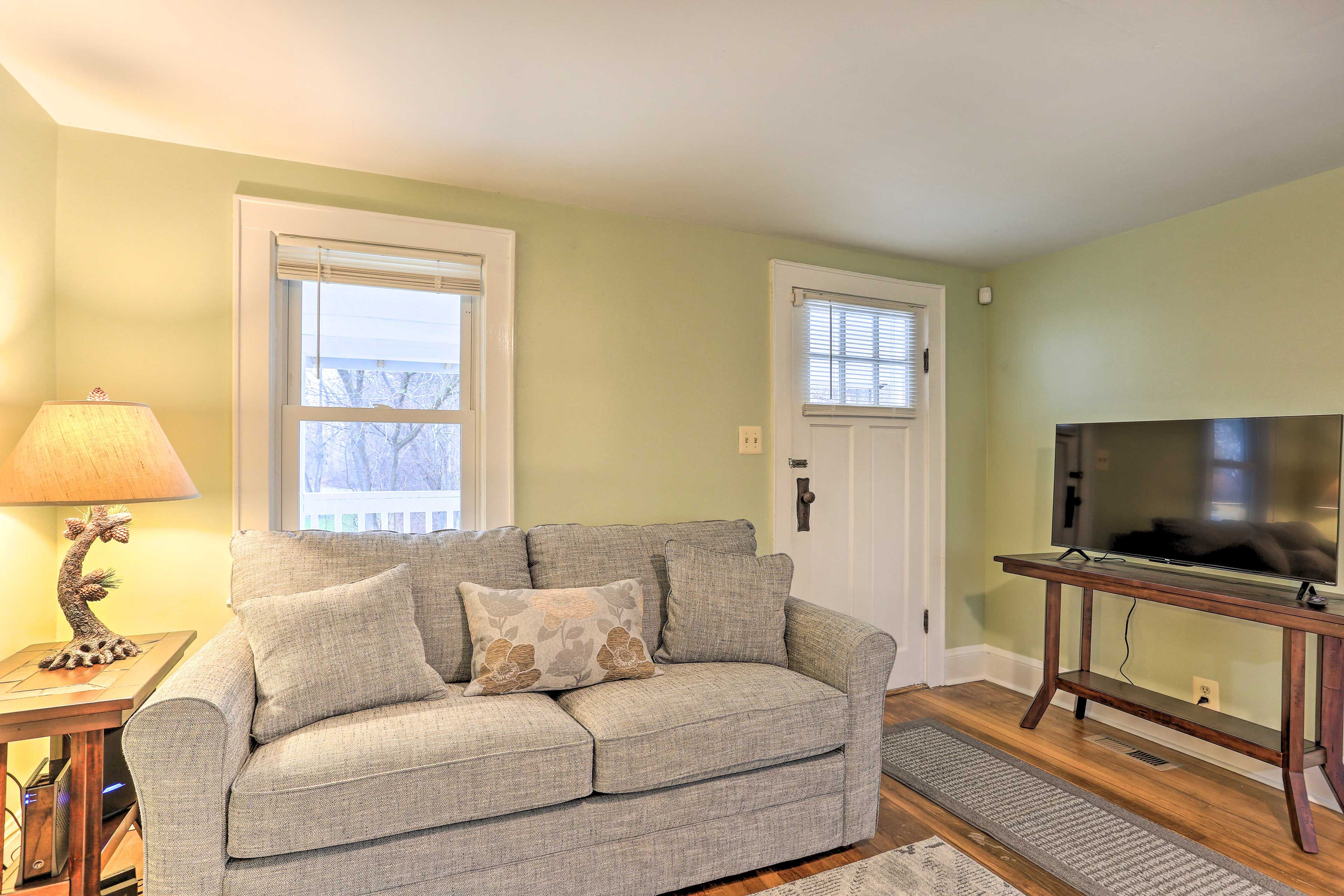 Campbell Hall Vacation Rental | 2BR | 1BA | Stairs Required | 800 Sq Ft
