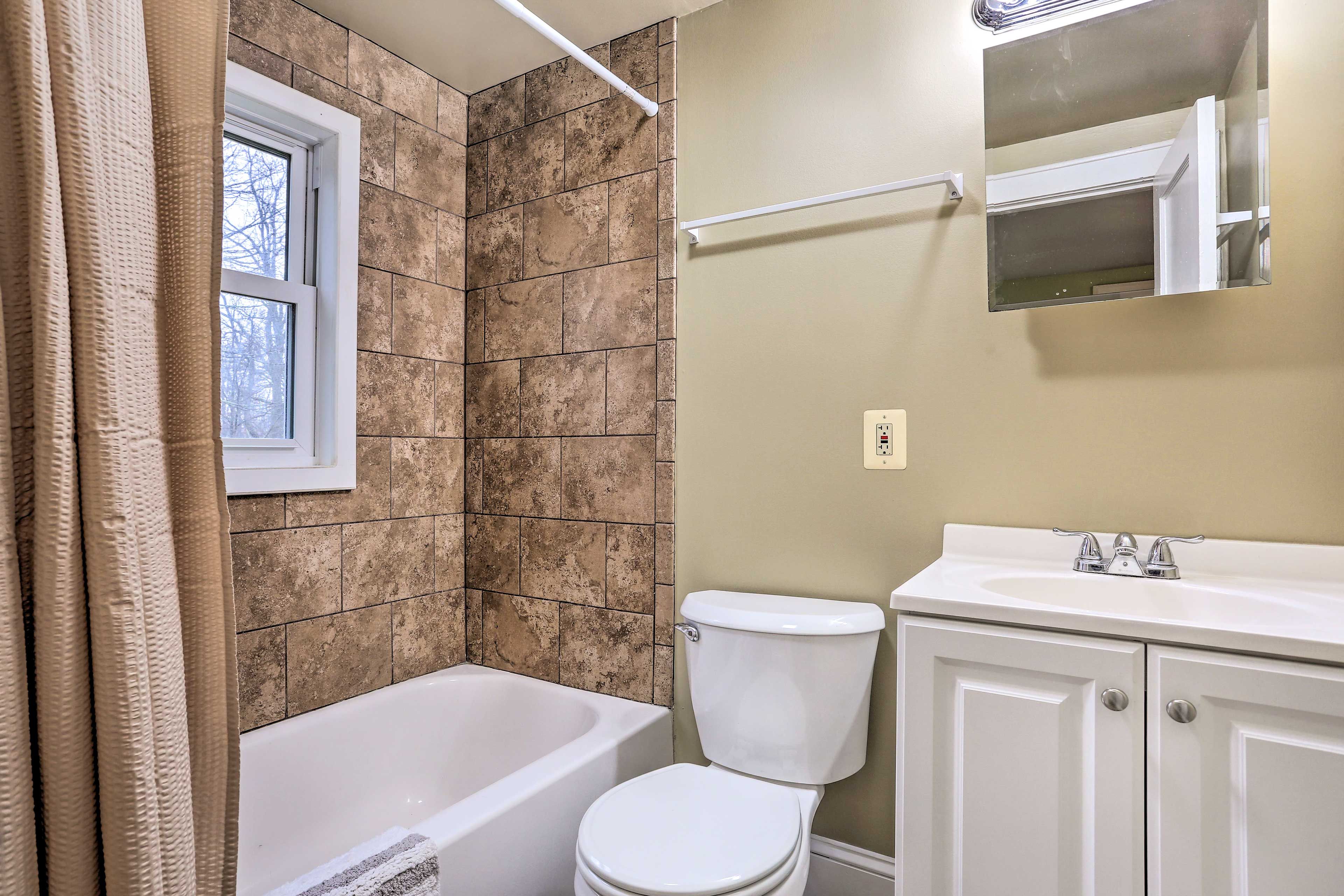Full Bathroom | Complimentary Toiletries