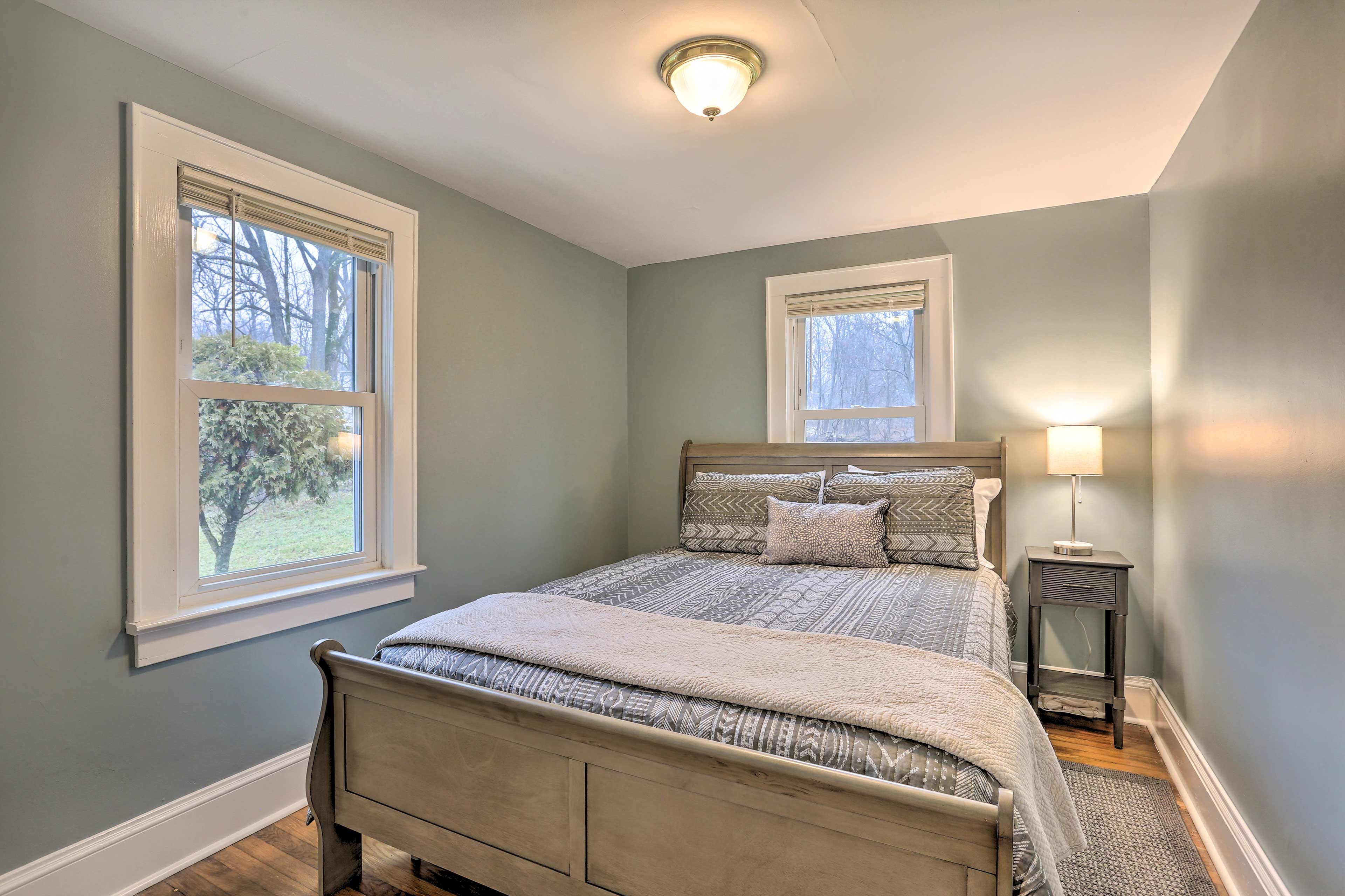 Bedroom 1 | Queen Bed