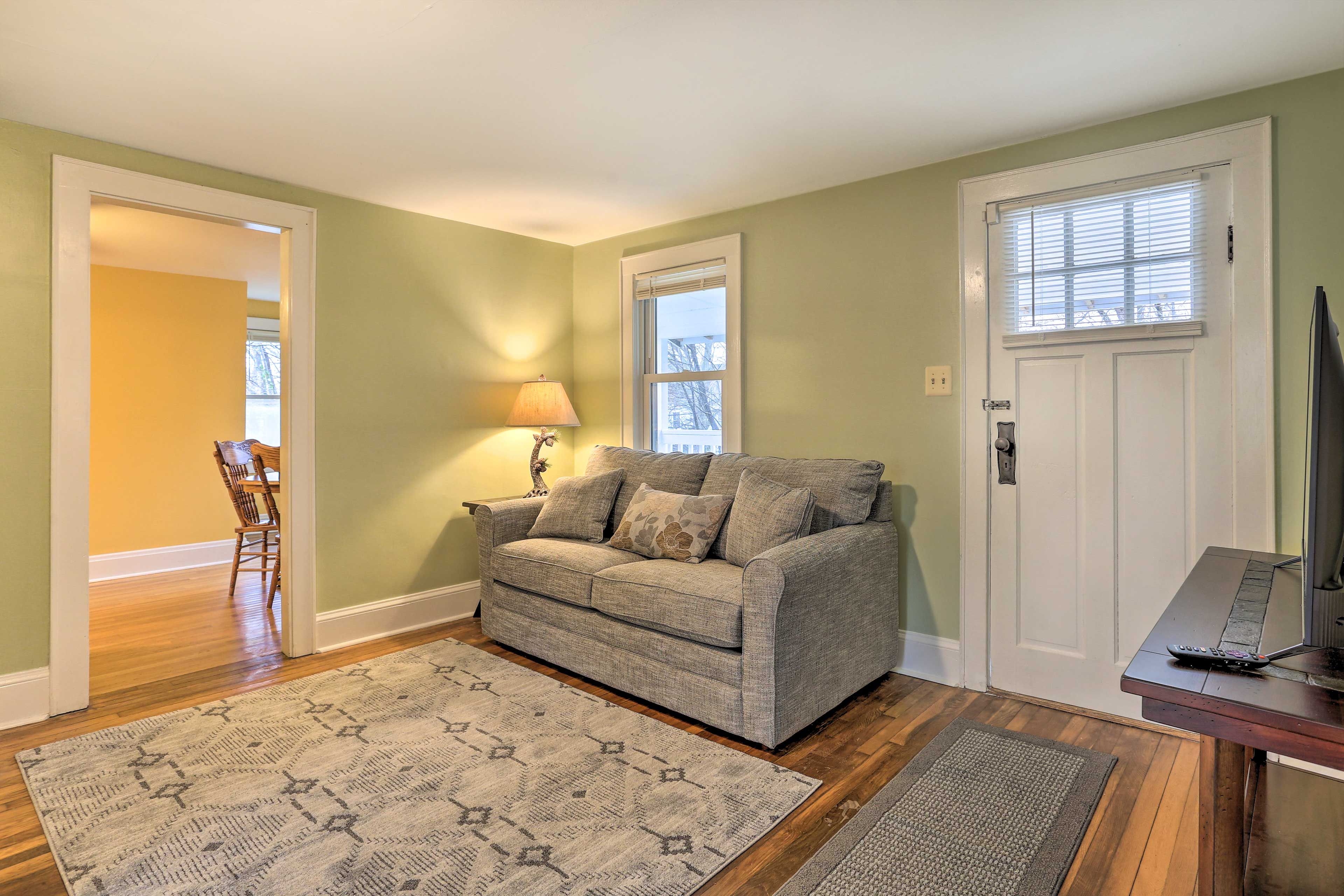 Living Area | Full Sleeper Sofa | Flat-Screen TV