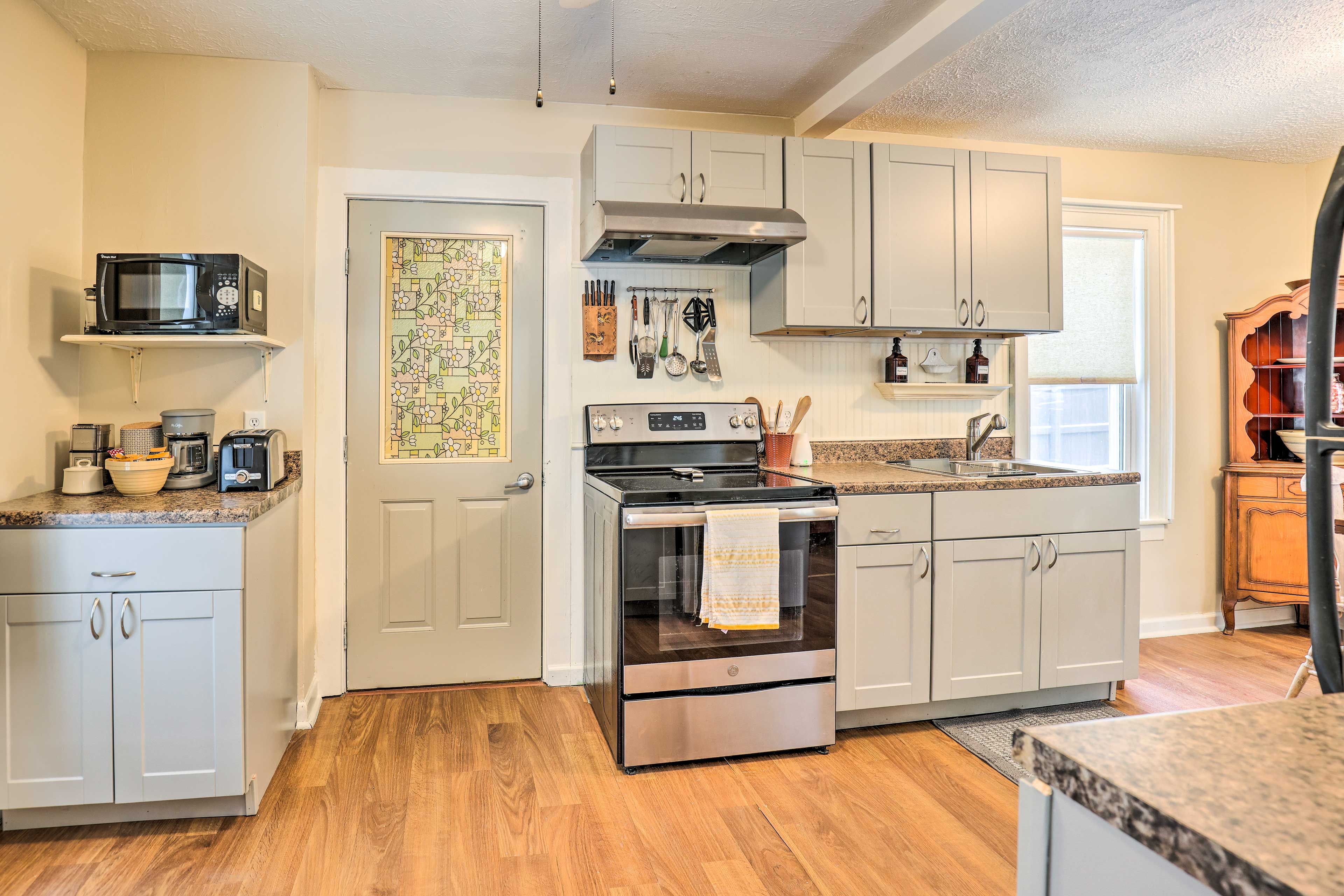 Kitchen | Slow Cooker | Complimentary Spices | Trash Bags & Paper Towels
