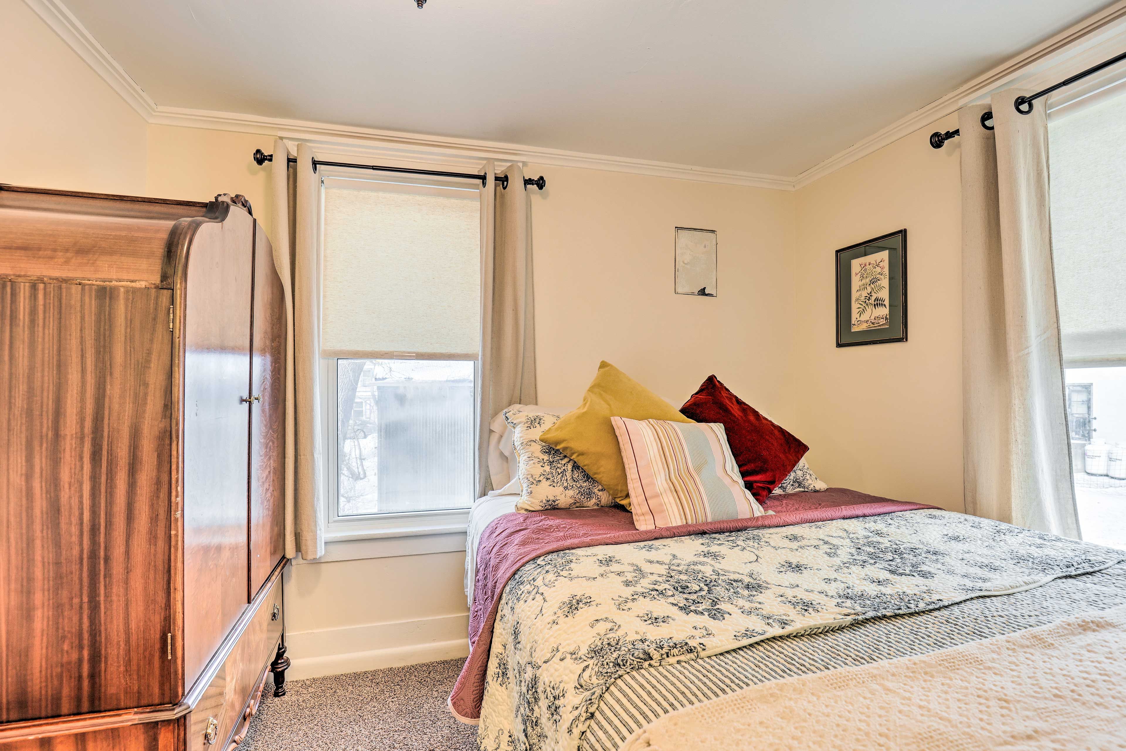 Bedroom 1 | Queen Bed
