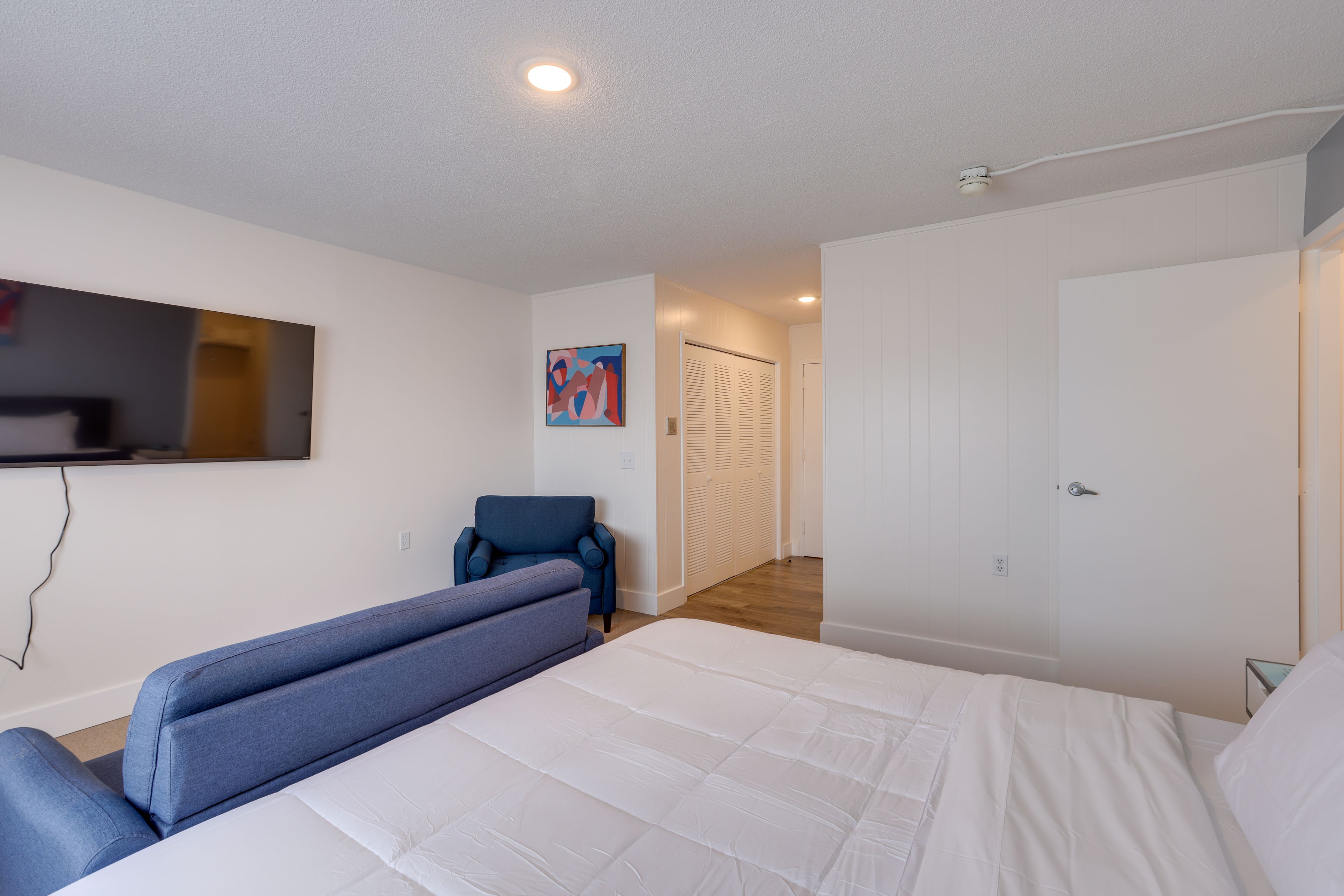 Studio | King Bed | Linens Provided | Smart TV | Free WiFi