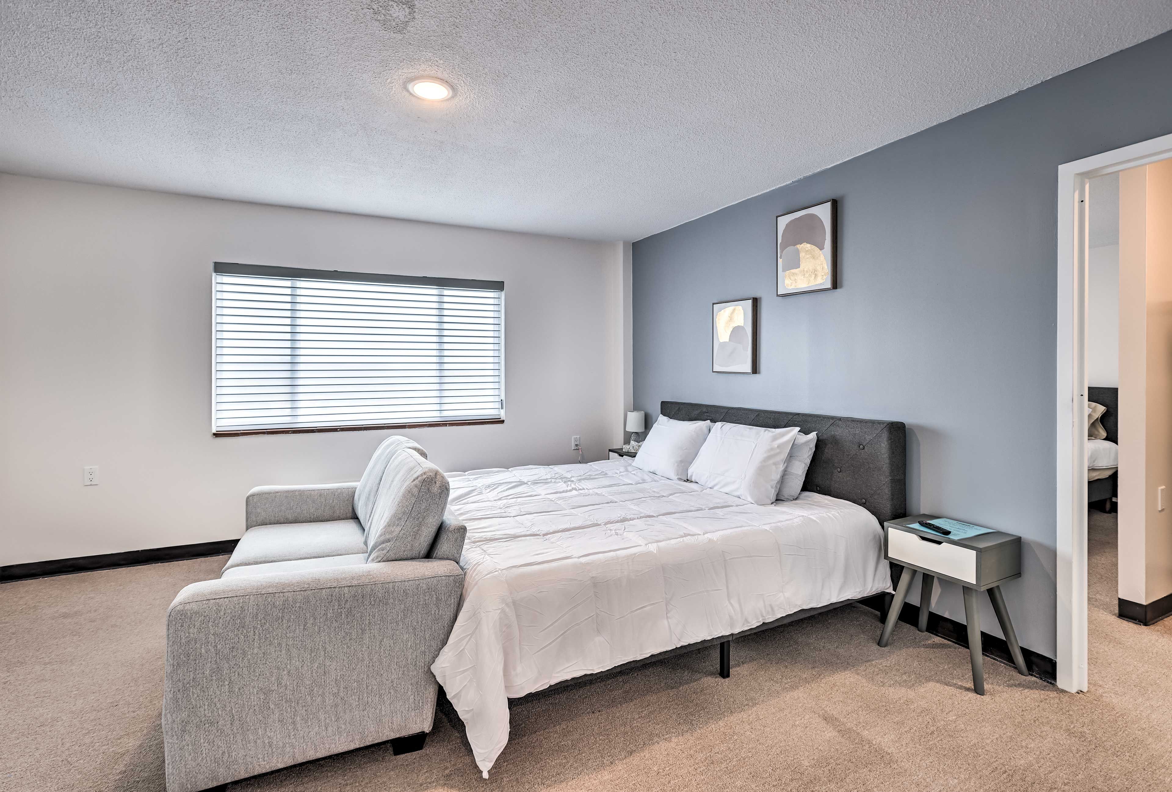 Living Room | Free WiFi | Window A/C Unit | Smart TV