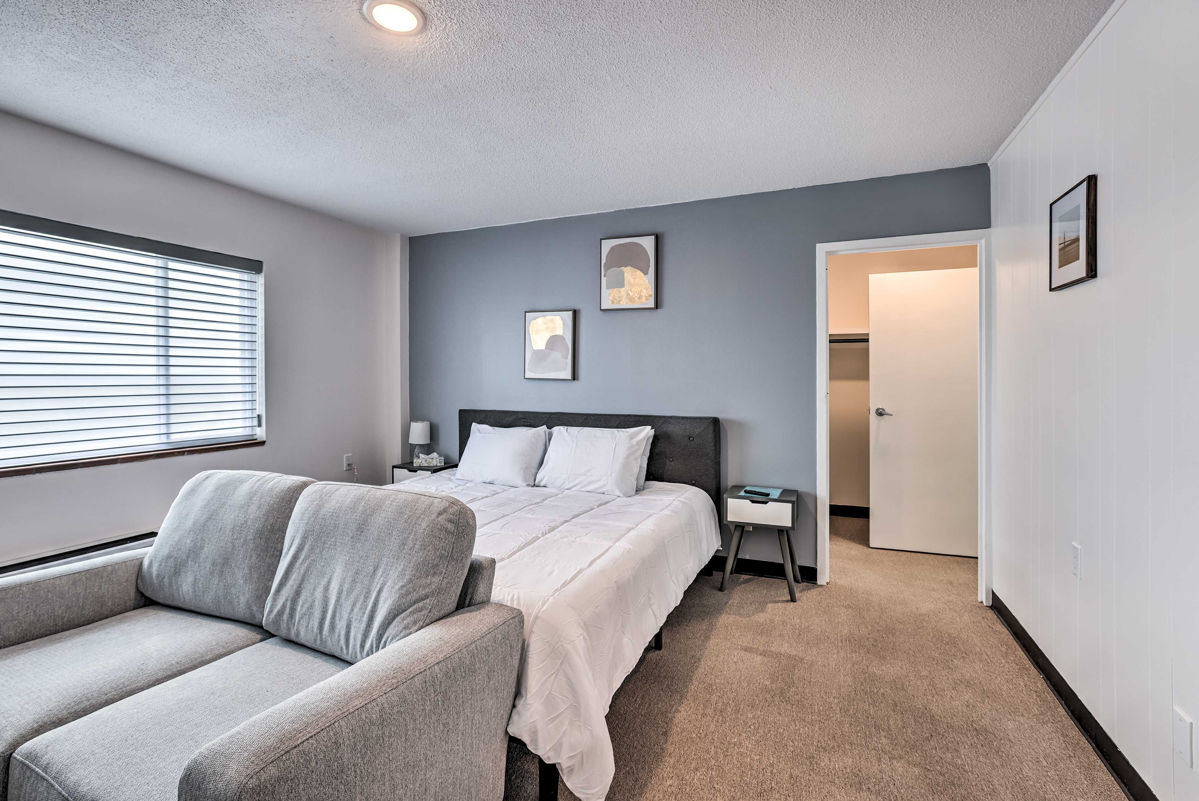 Living Room | King Bed | Sleeper Sofa | Linens Provided