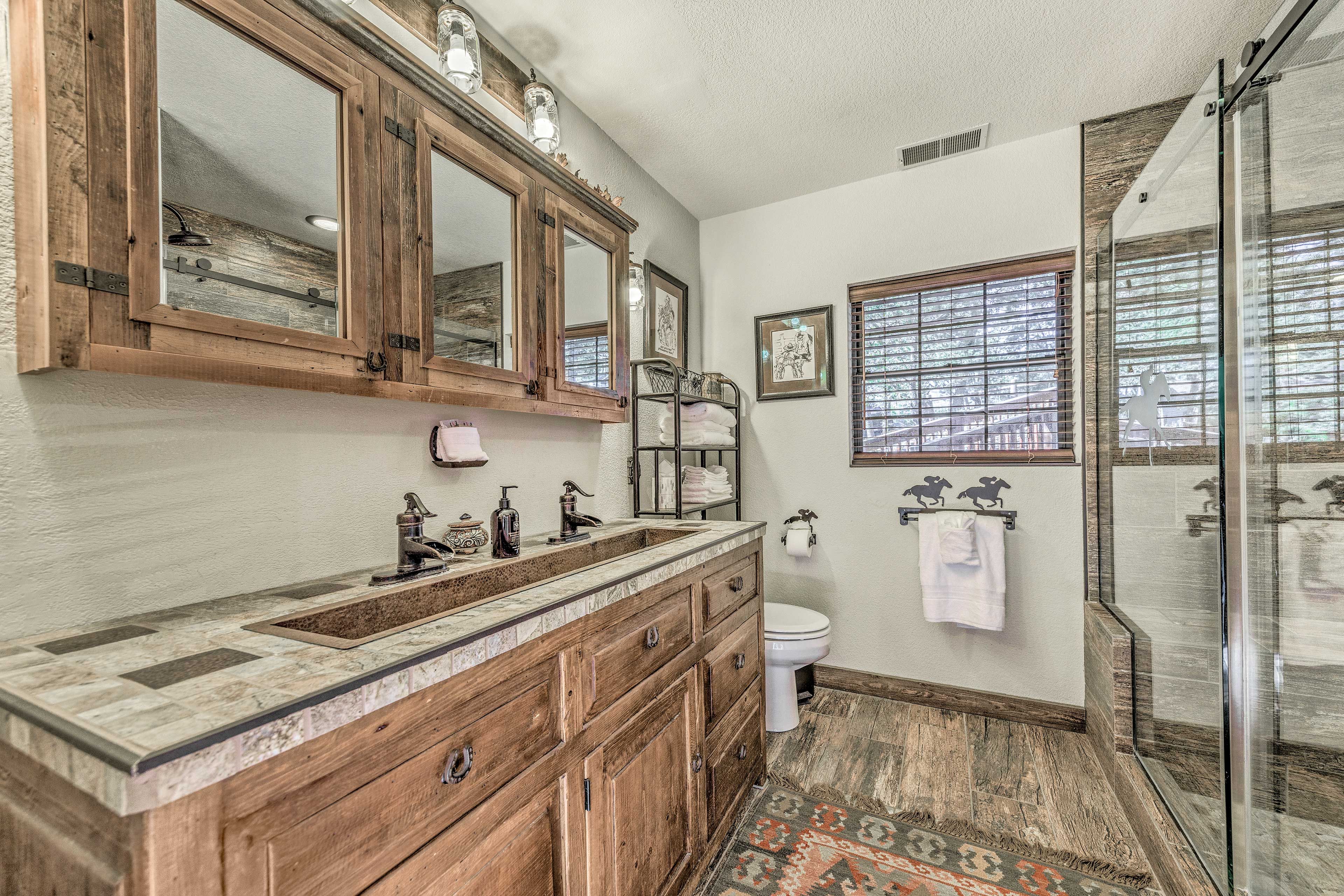 En-Suite Bathroom | Main Level | Towels Provided