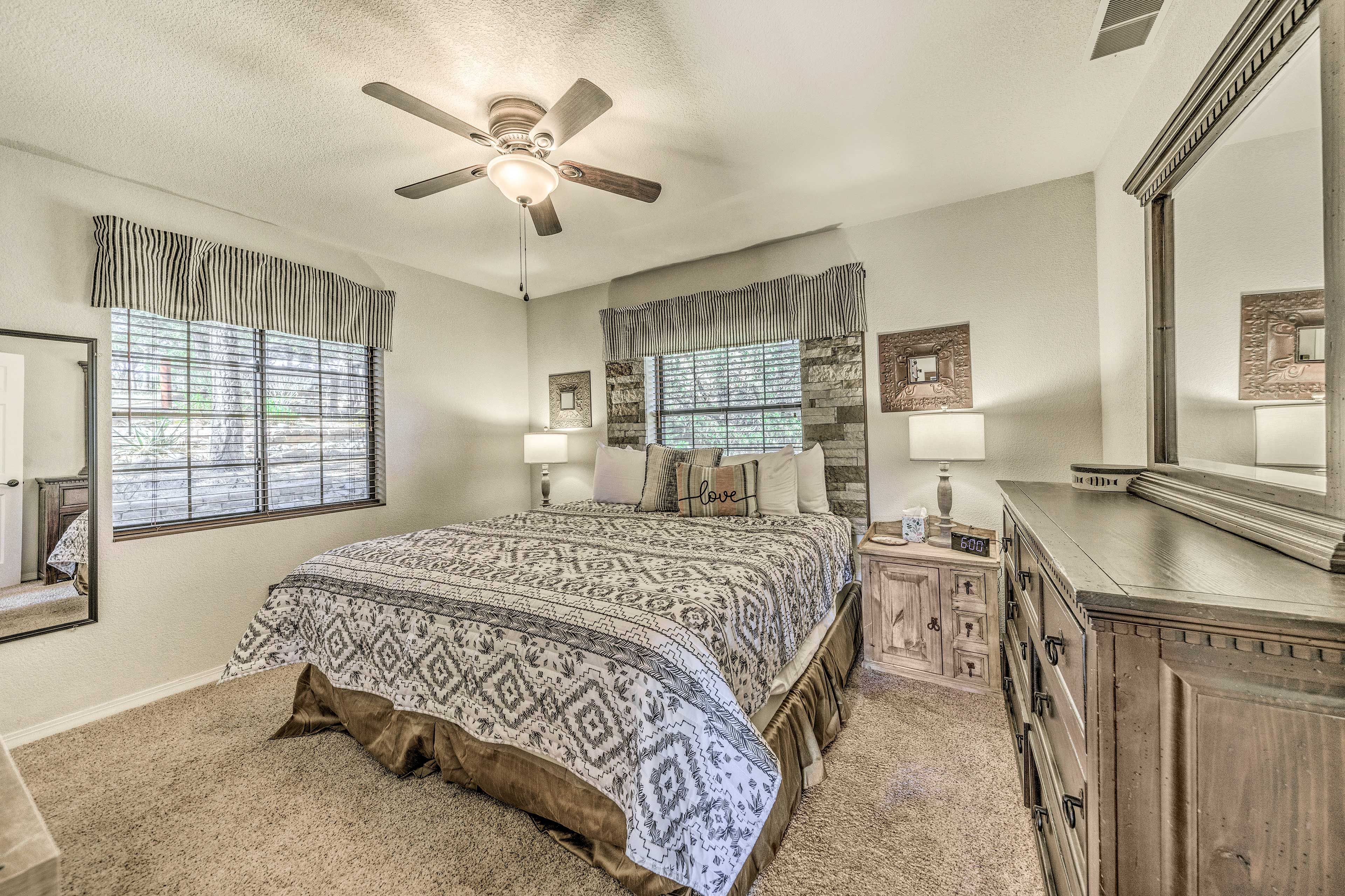Bedroom | Main Level | King Bed | Linens Provided | Smart TV
