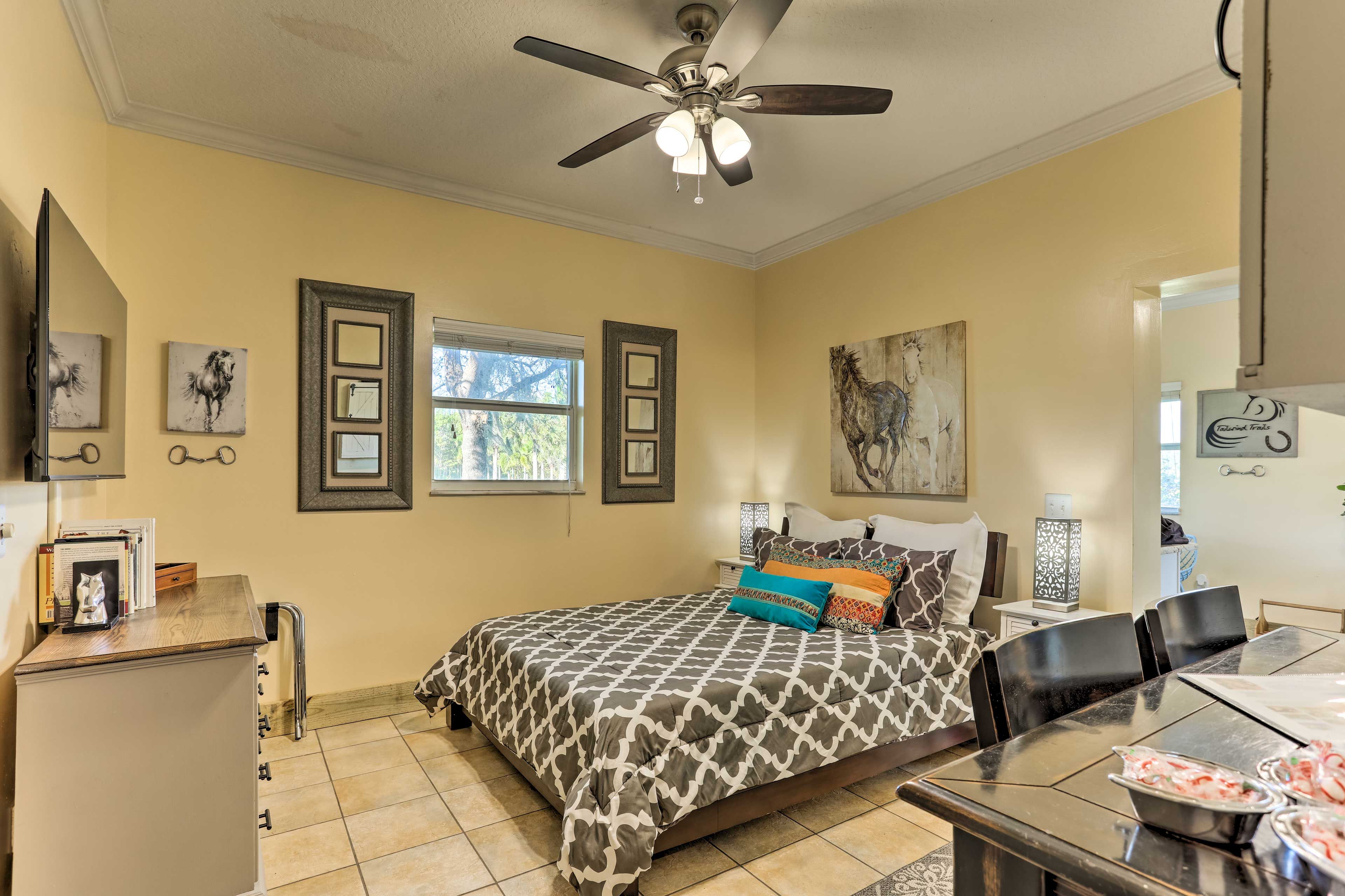Studio | Queen Bed