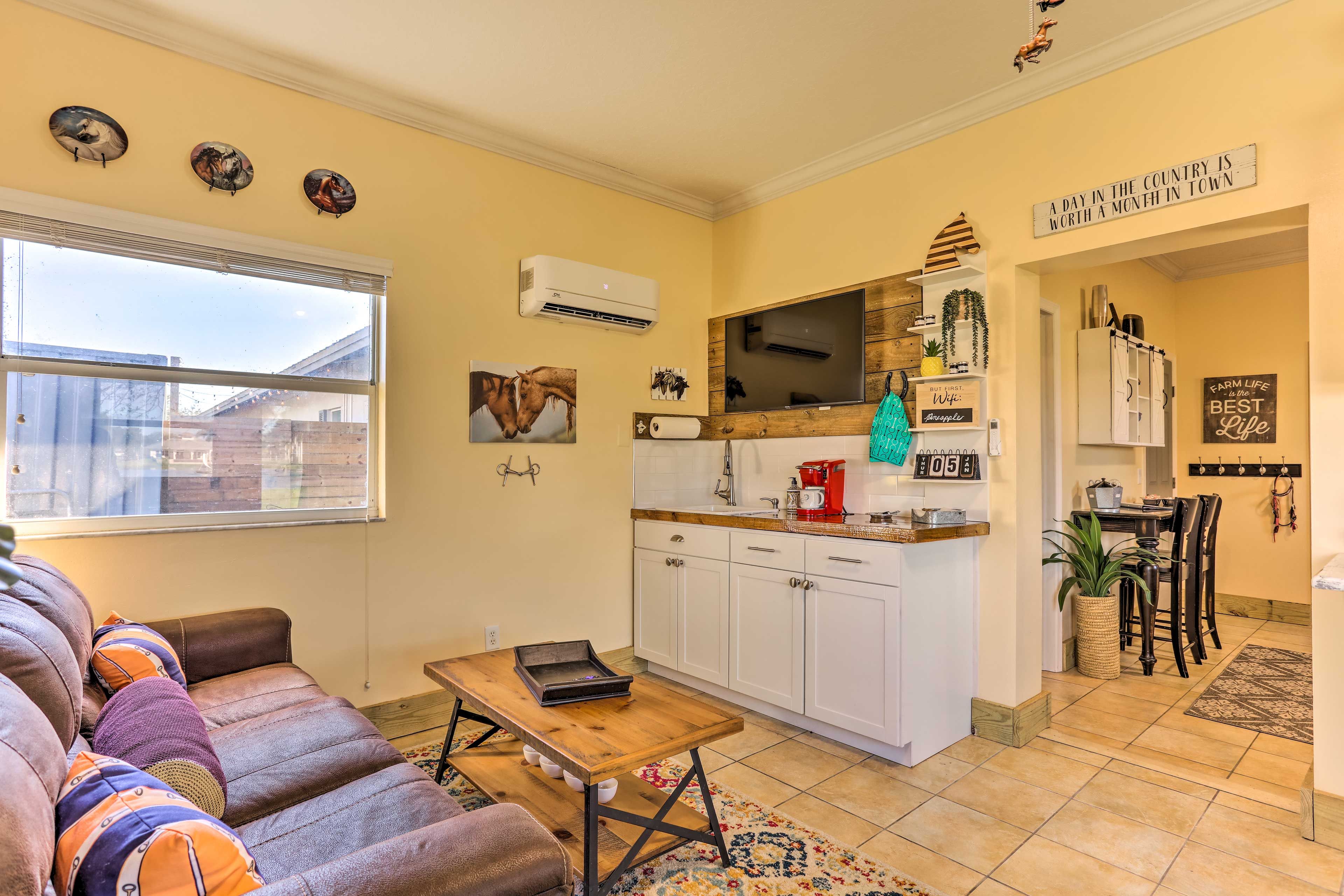 Living Area | Free WiFi | Smart TV | Central A/C