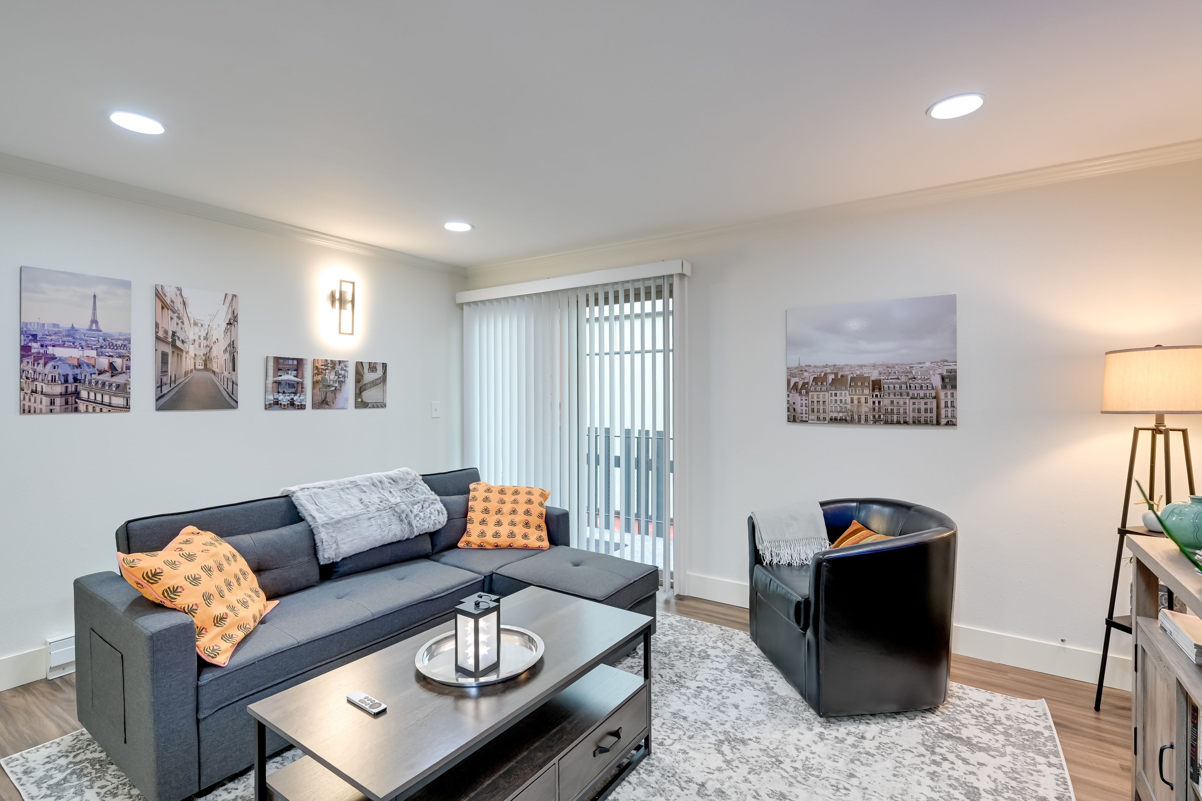 Living Room | Sleeper Sofa | Free WiFi | 65" Smart TV