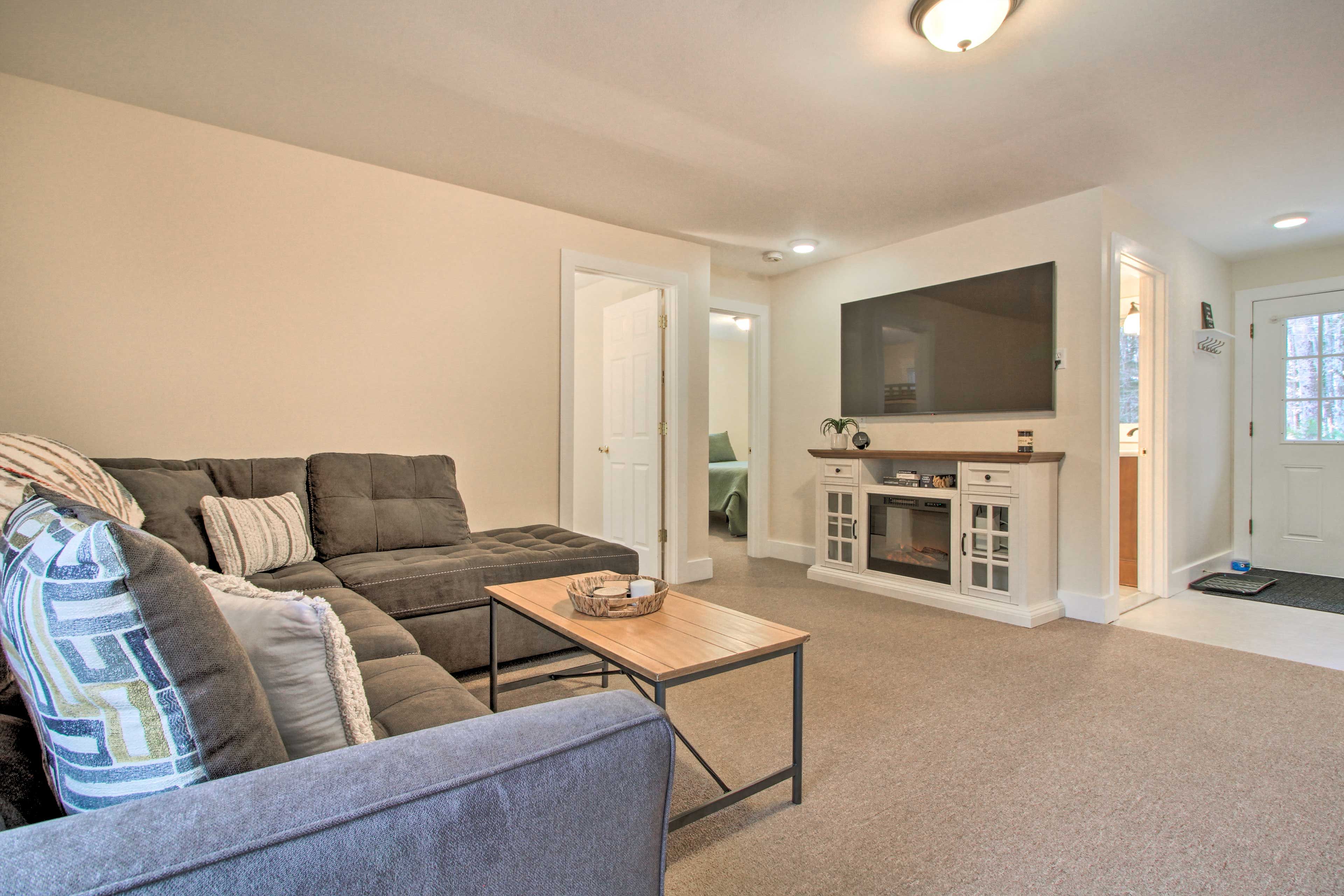 Living Room | Smart TV | Fireplace