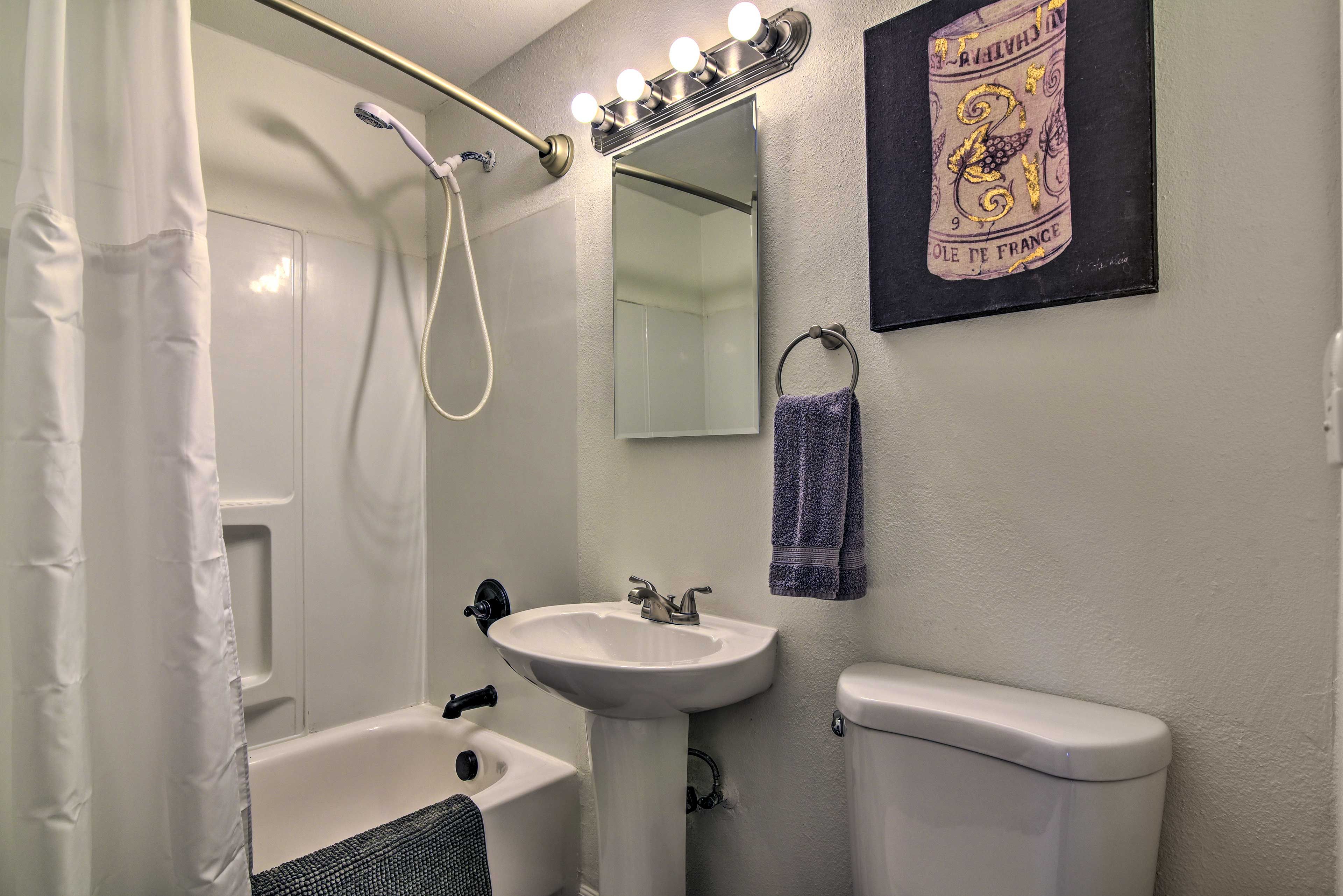 Full Bathroom | Main Level | Towels Provided | Toiletries