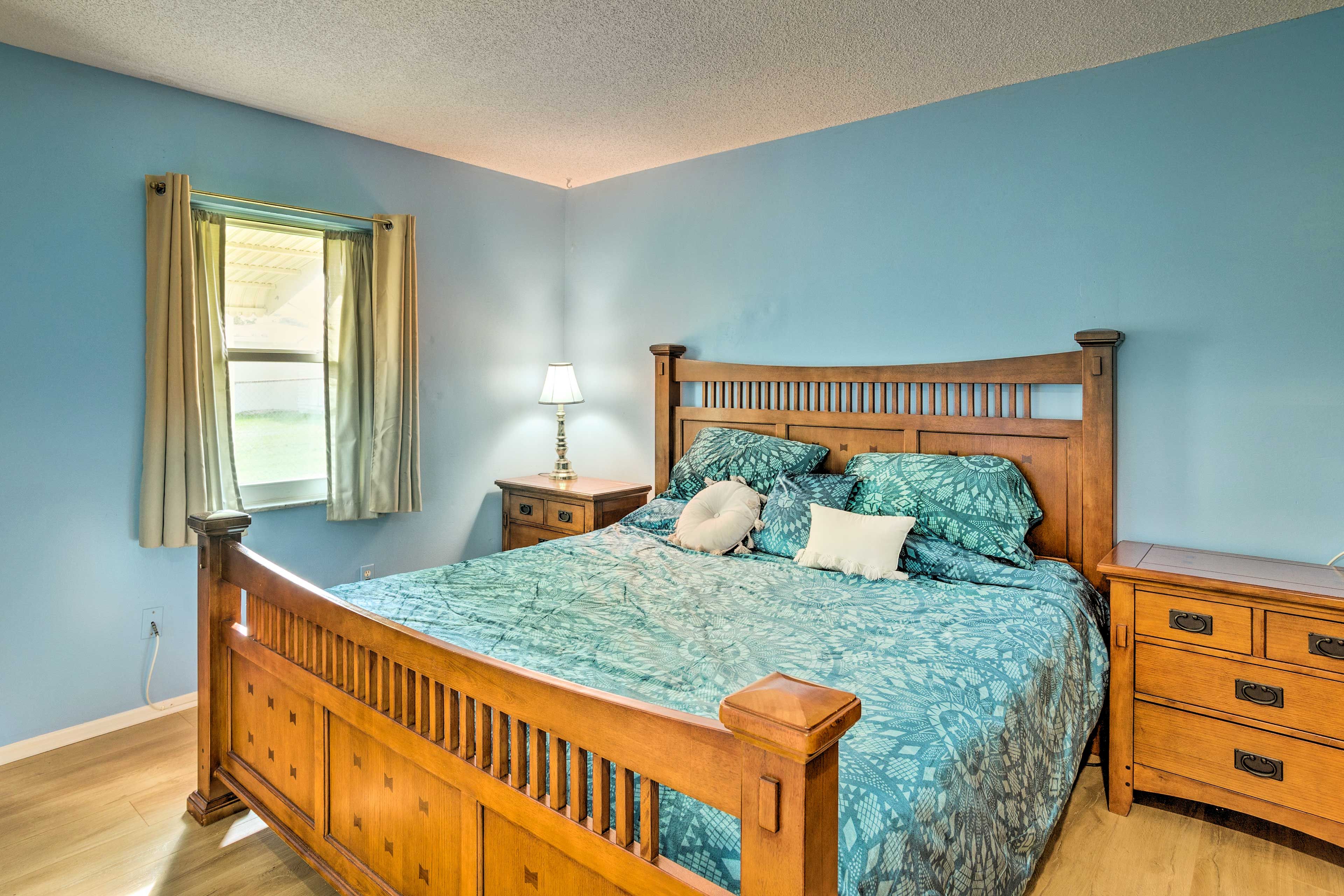 Bedroom 1 | King Bed | Smart TV | En-Suite Bathroom