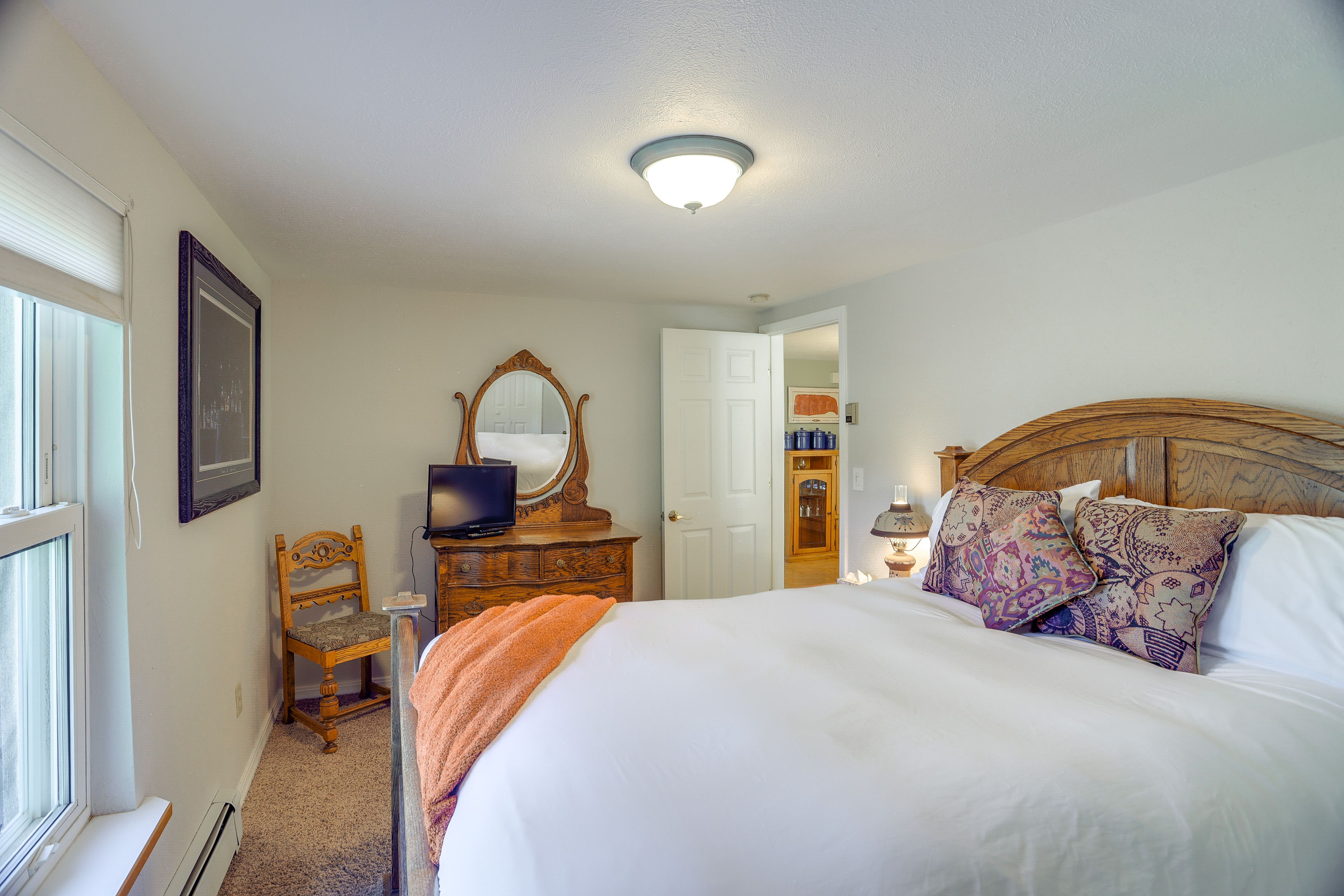 Bedroom 1 | Queen Bed