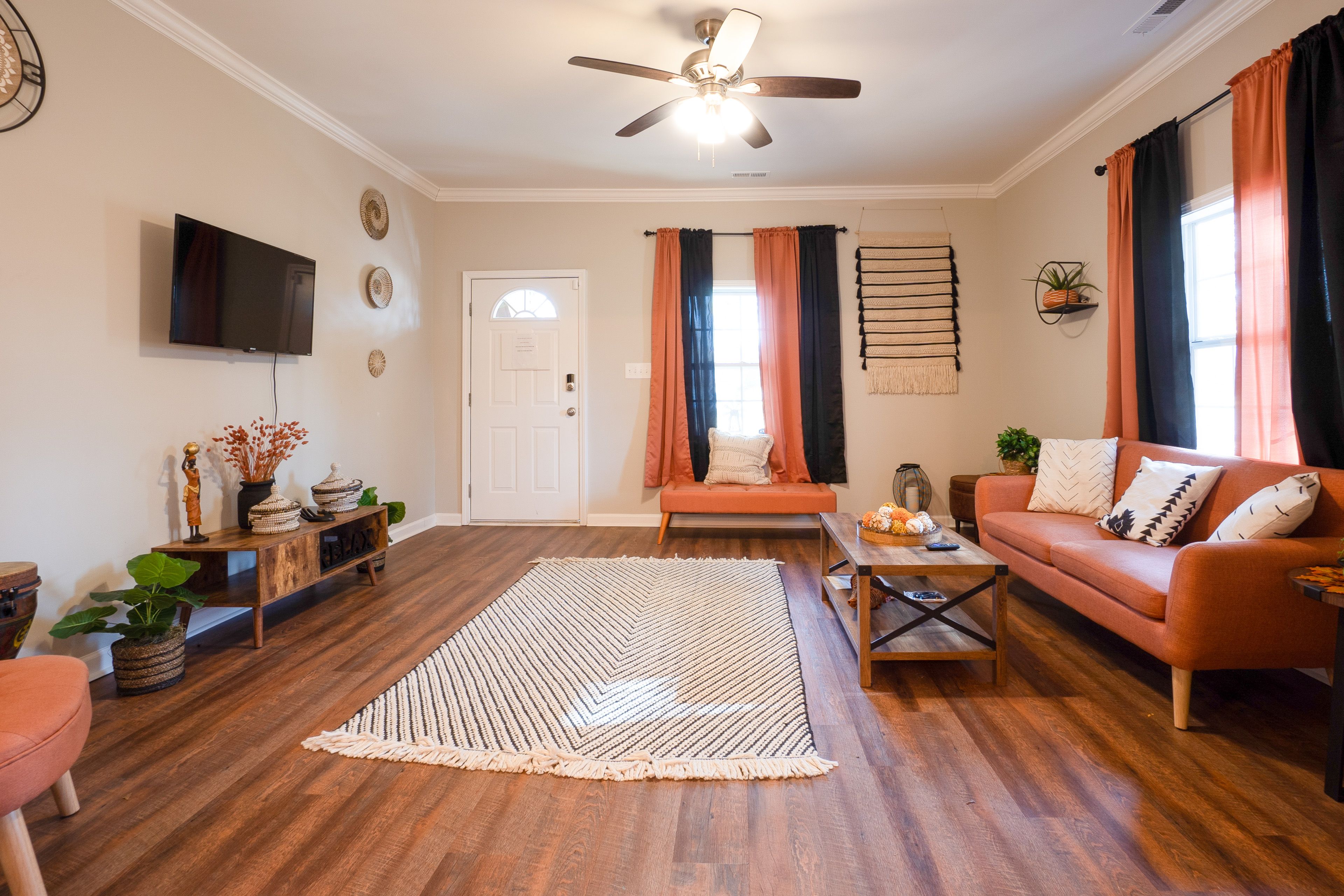Living Room | Free WiFi | Central A/C | Smart TV