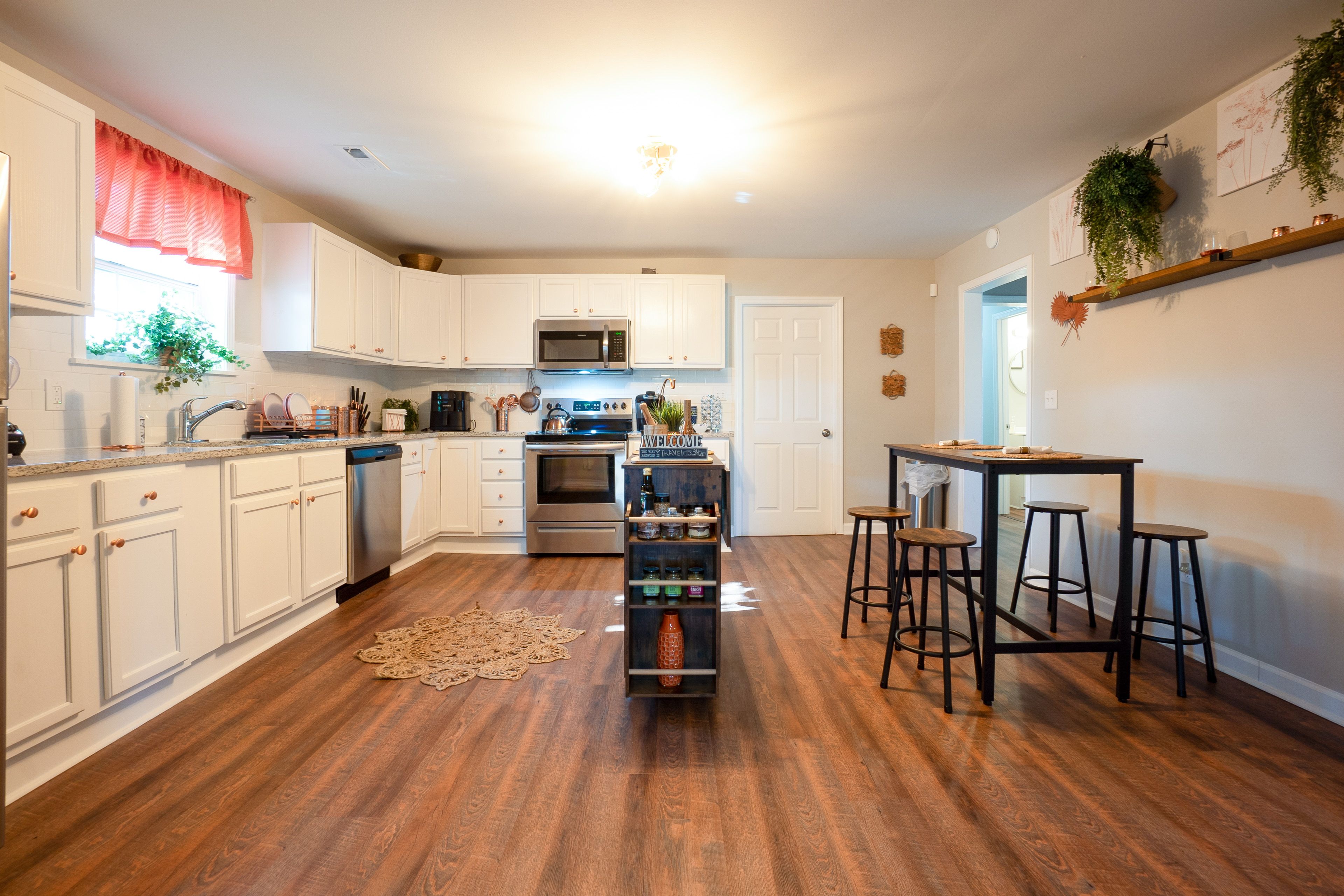 Kitchen | Dining Area | Dishware/Flatware Provided