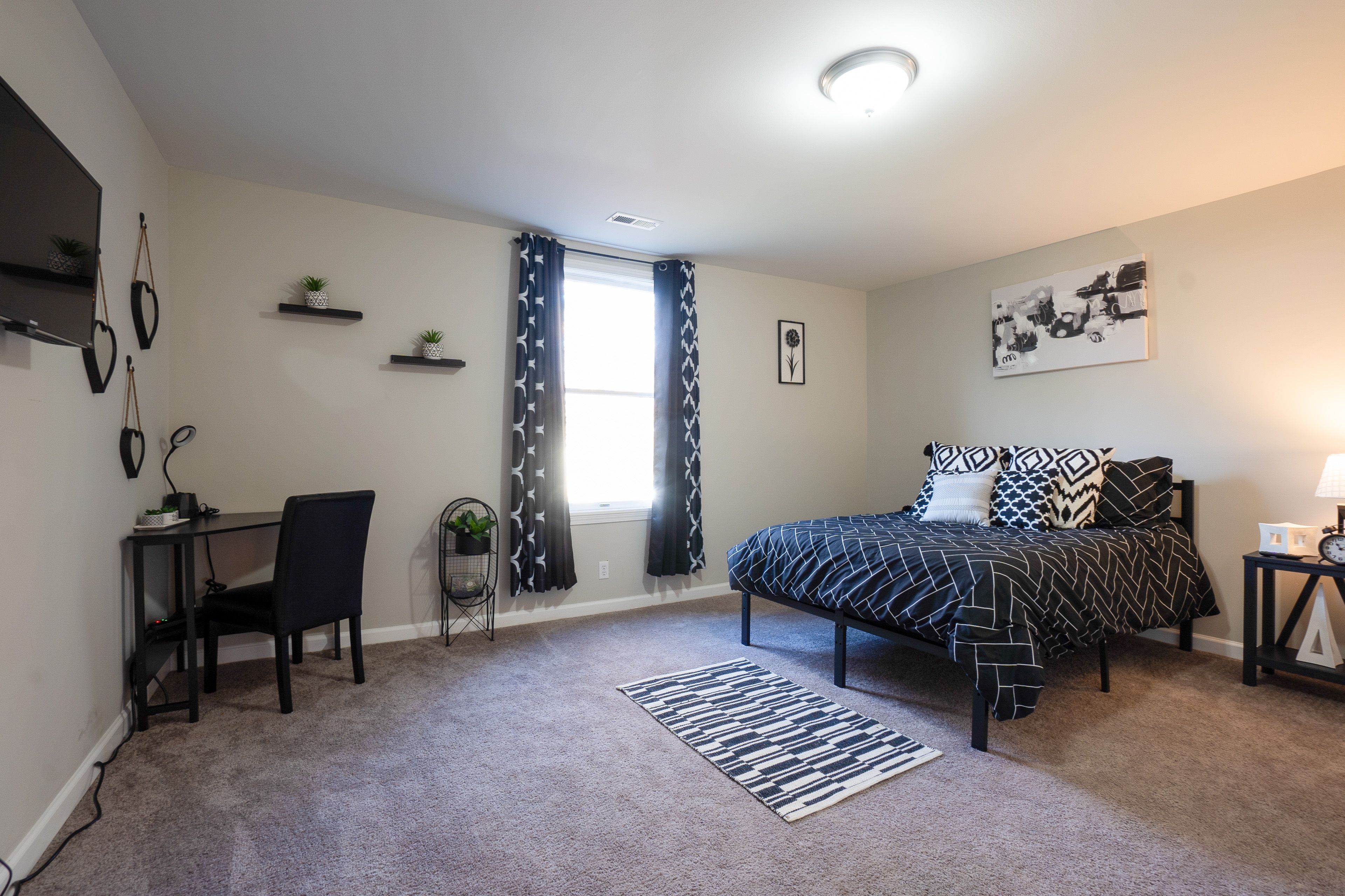 Bedroom 2 | Full Bed | Smart TV