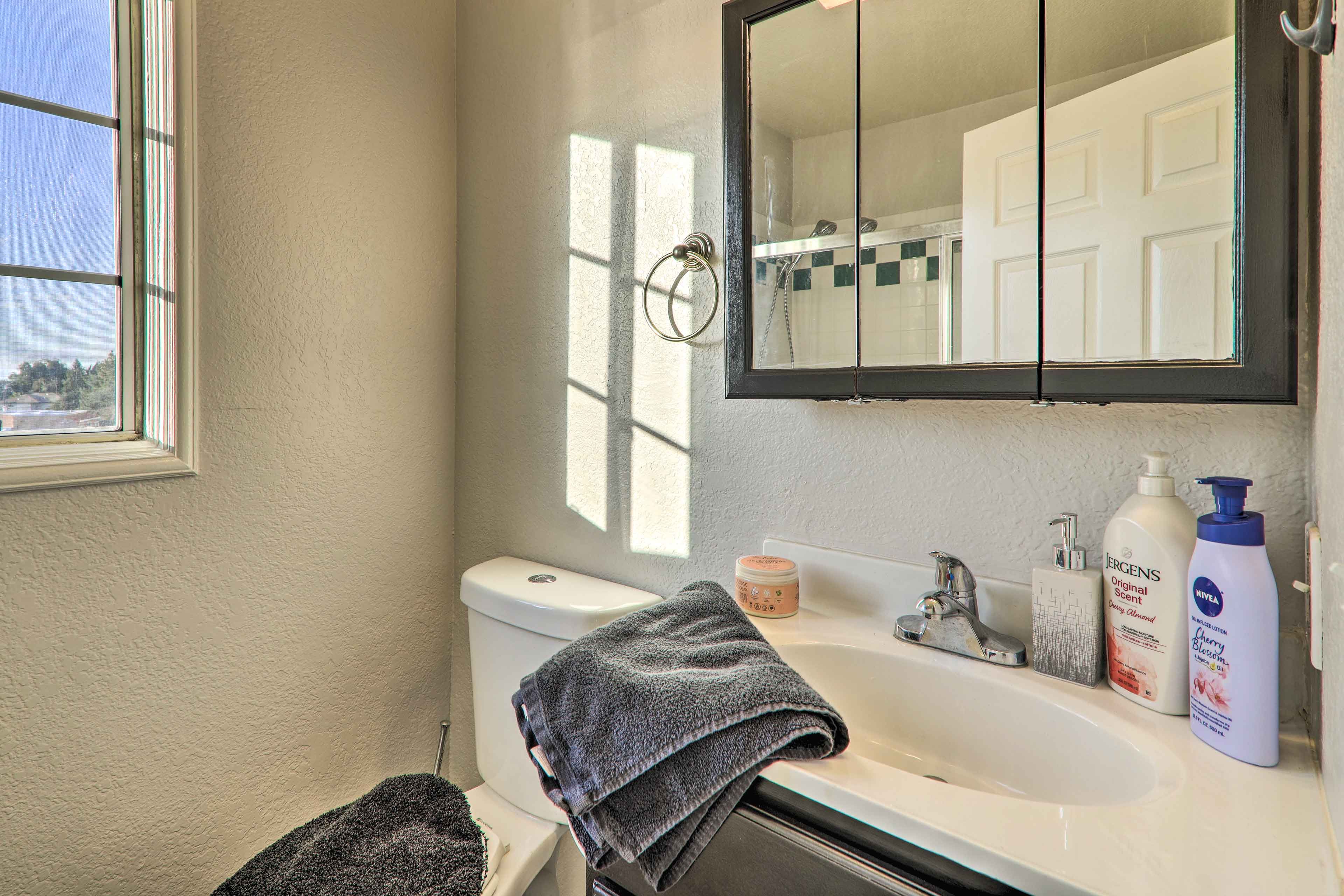 Full Bathroom | Complimentary Toiletries