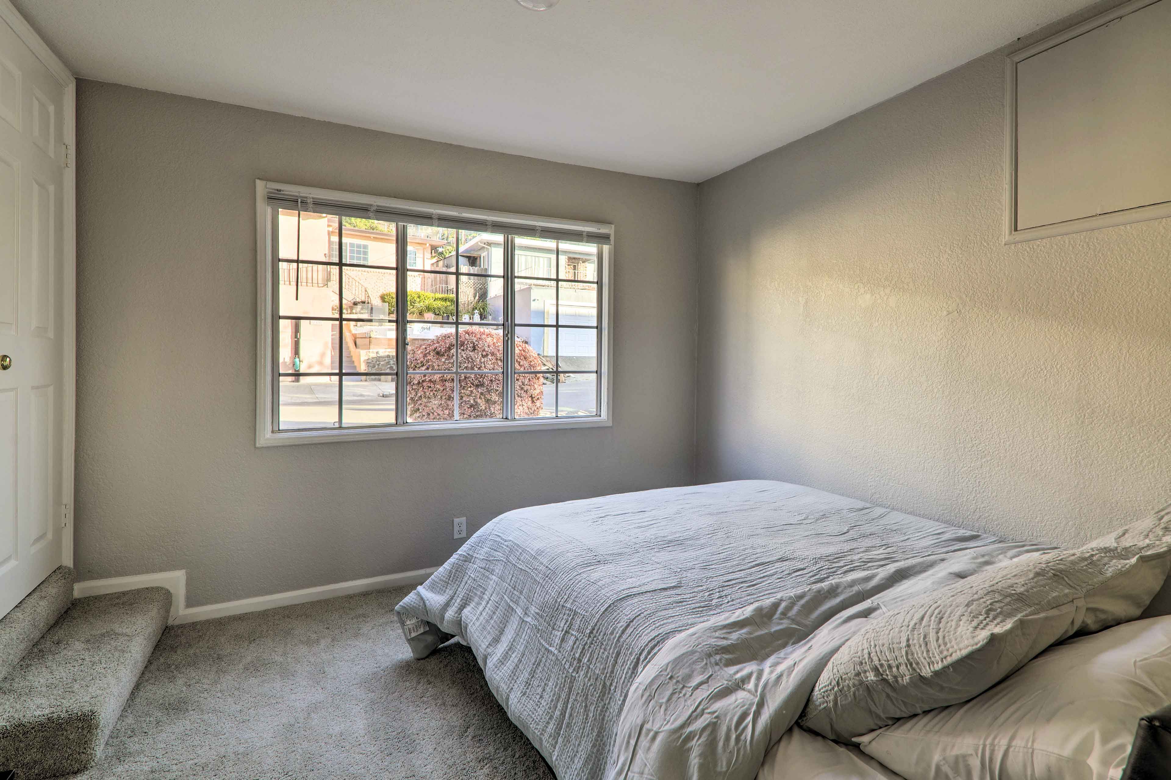 Bedroom | Queen Bed | Linens & Towels Provided