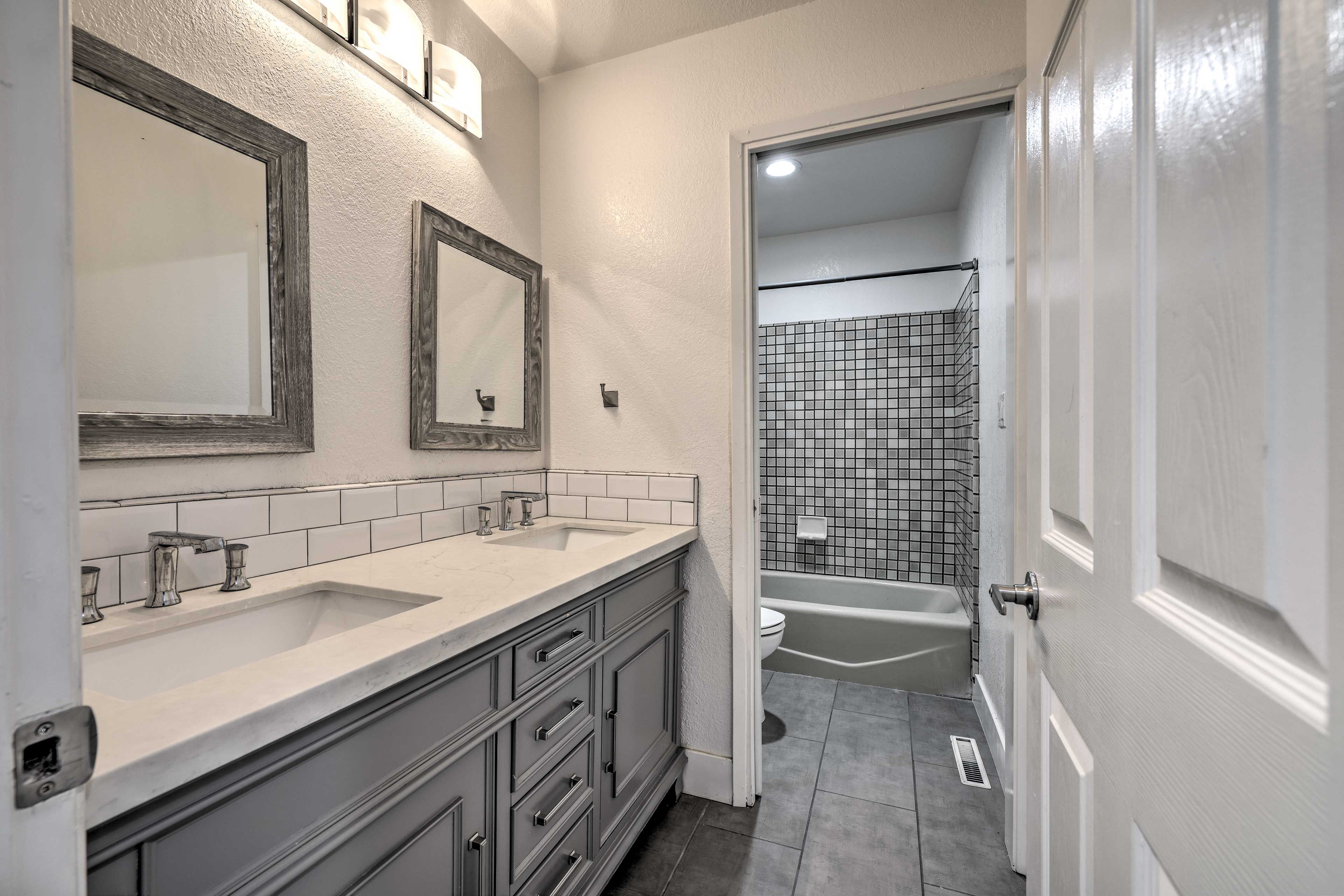 Full Bathroom | Towels Provided