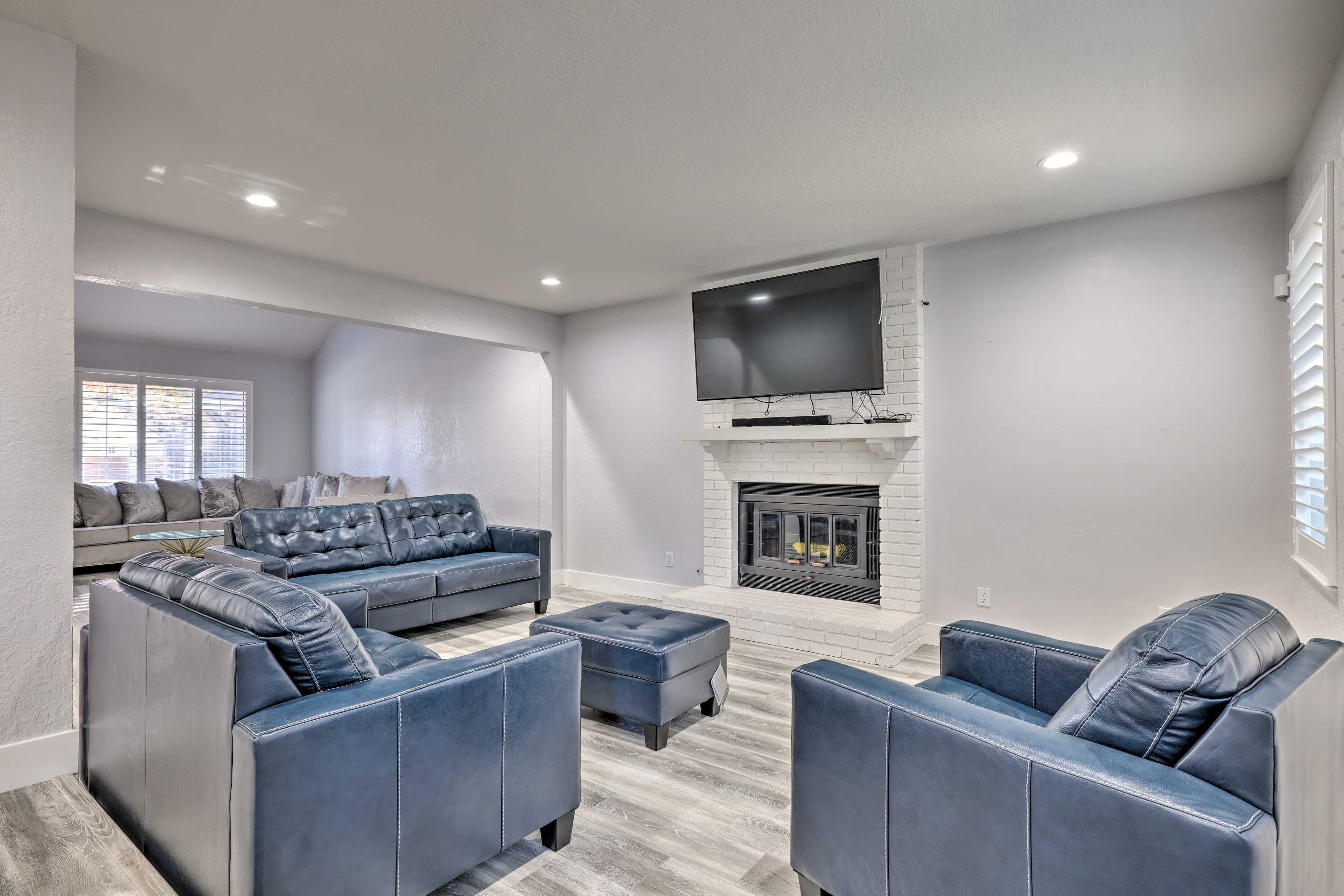 Living Room | Gas Fireplace | Free WiFi | Smart TVs