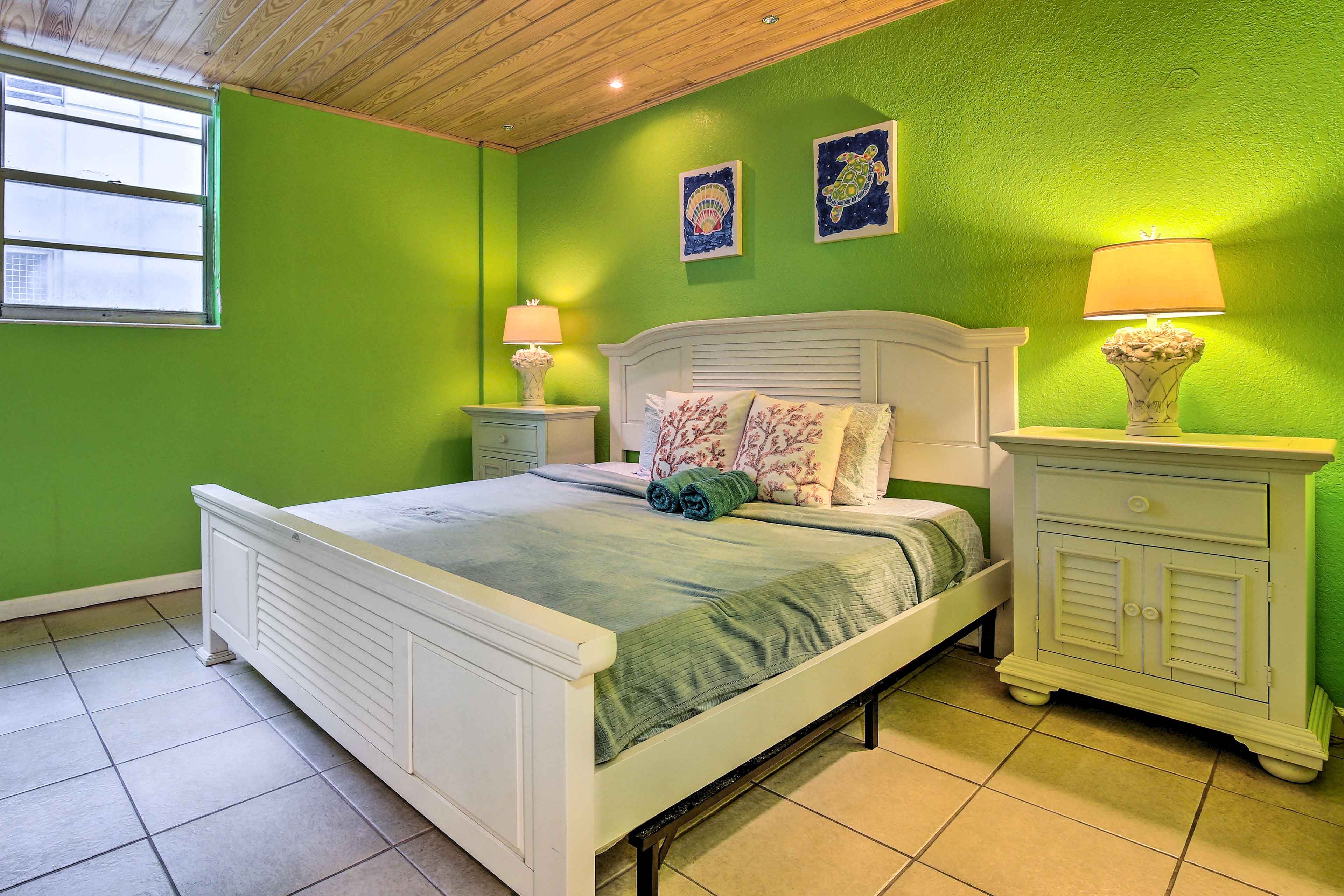 Bedroom | King Bed | Linens Provided | Smart TV