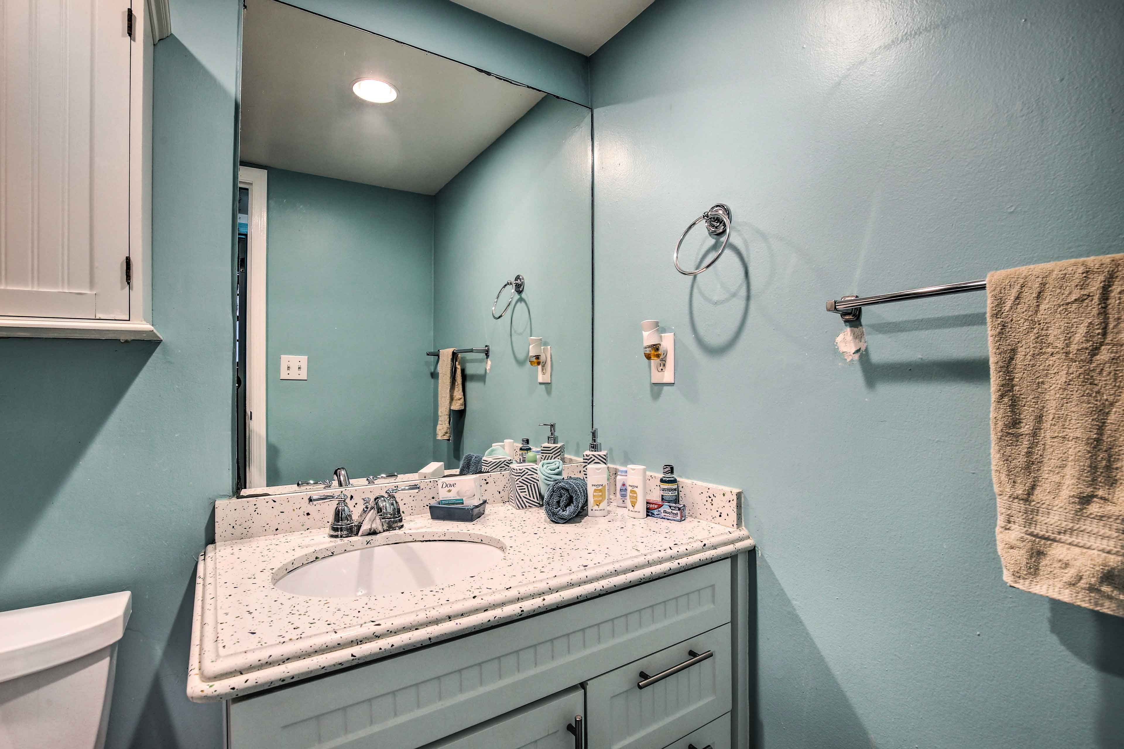 Full Bathroom | Towels Provided | Complimentary Toiletries