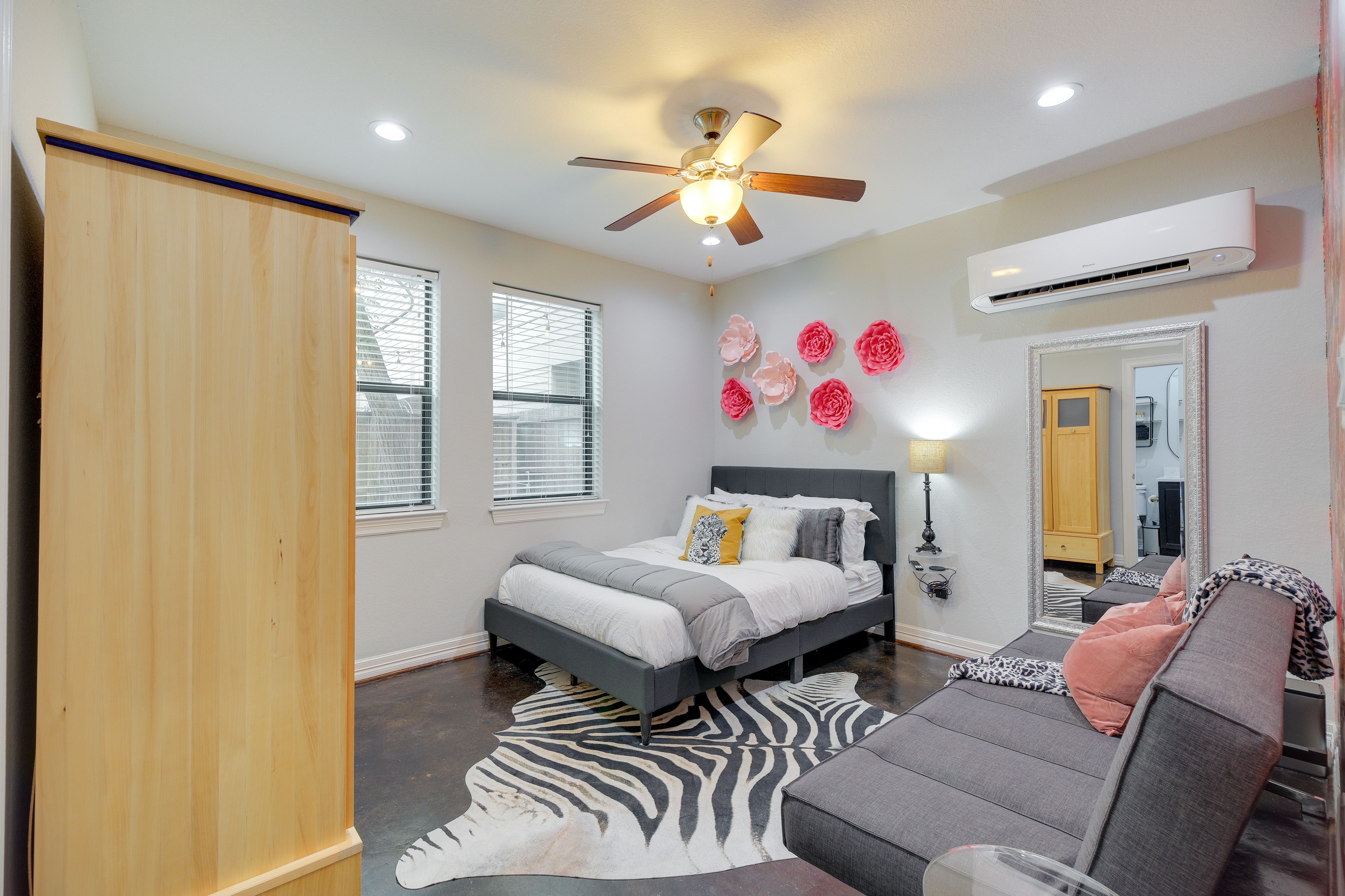 Bedroom | Queen Bed | Queen Futon | Smart TV