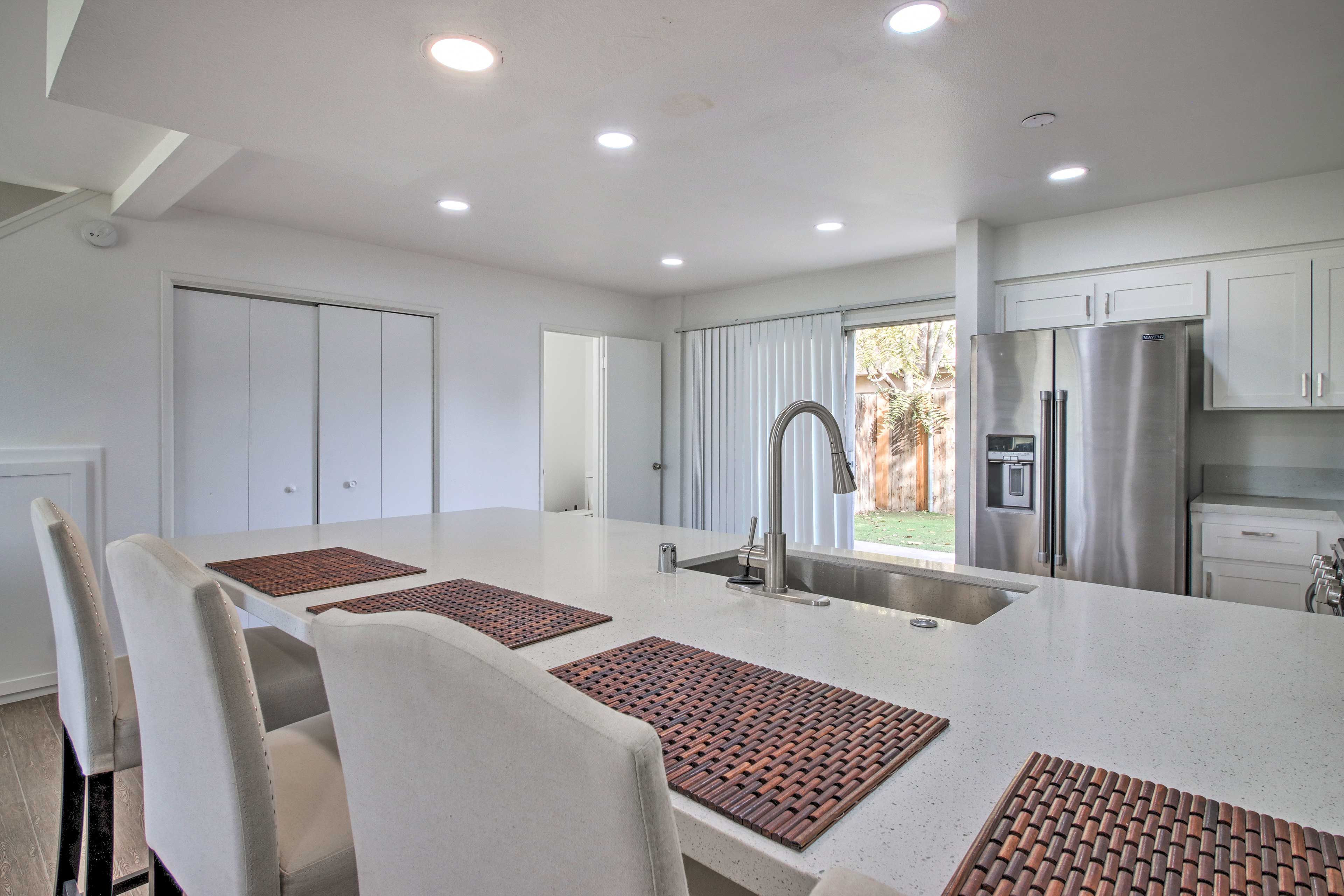 Kitchen | Dishwasher | Breakfast Bar