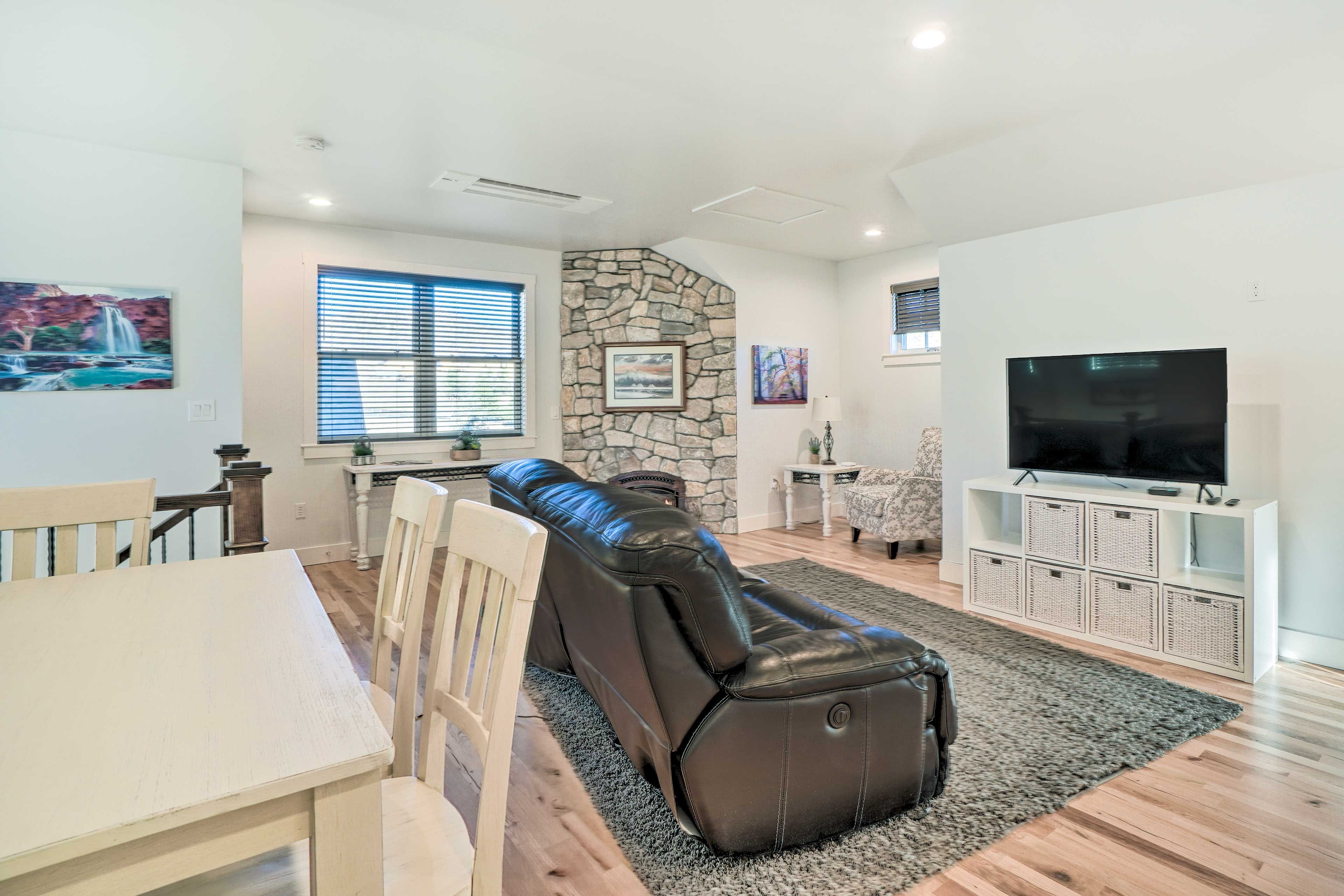 Living Room | Smart TV | Ceiling Fans