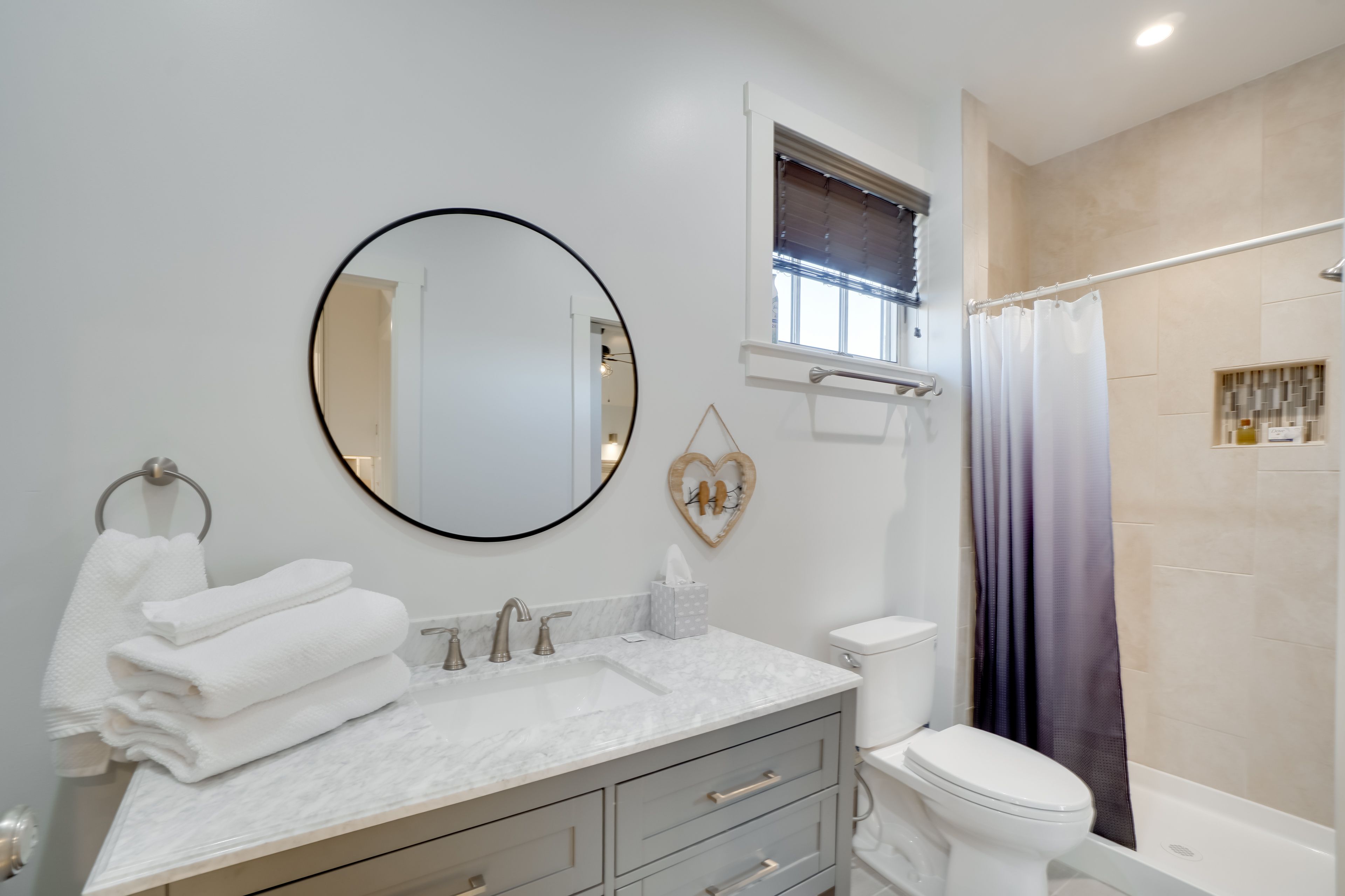 Full Bathroom | Shower/Tub Combo | Complimentary Toiletries | Towels Provided