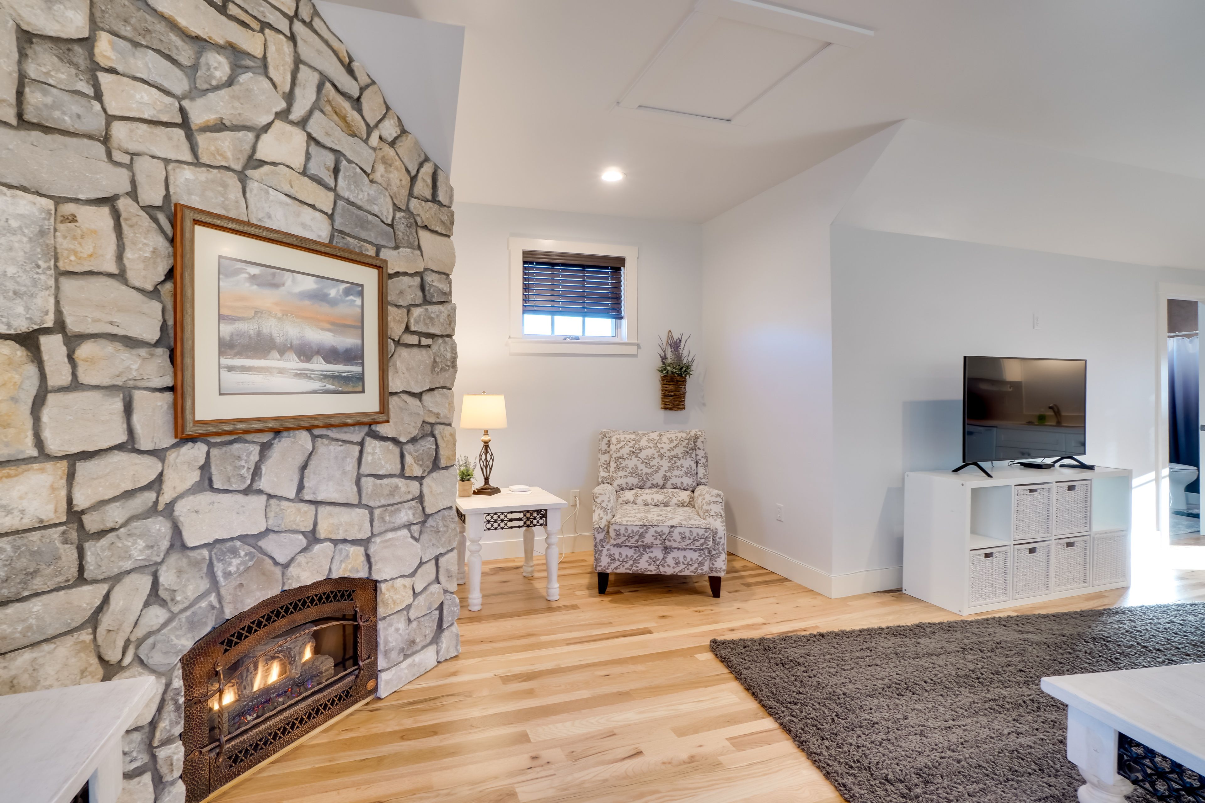 Living Room | Fireplace | Free WiFi | Central Air Conditioning