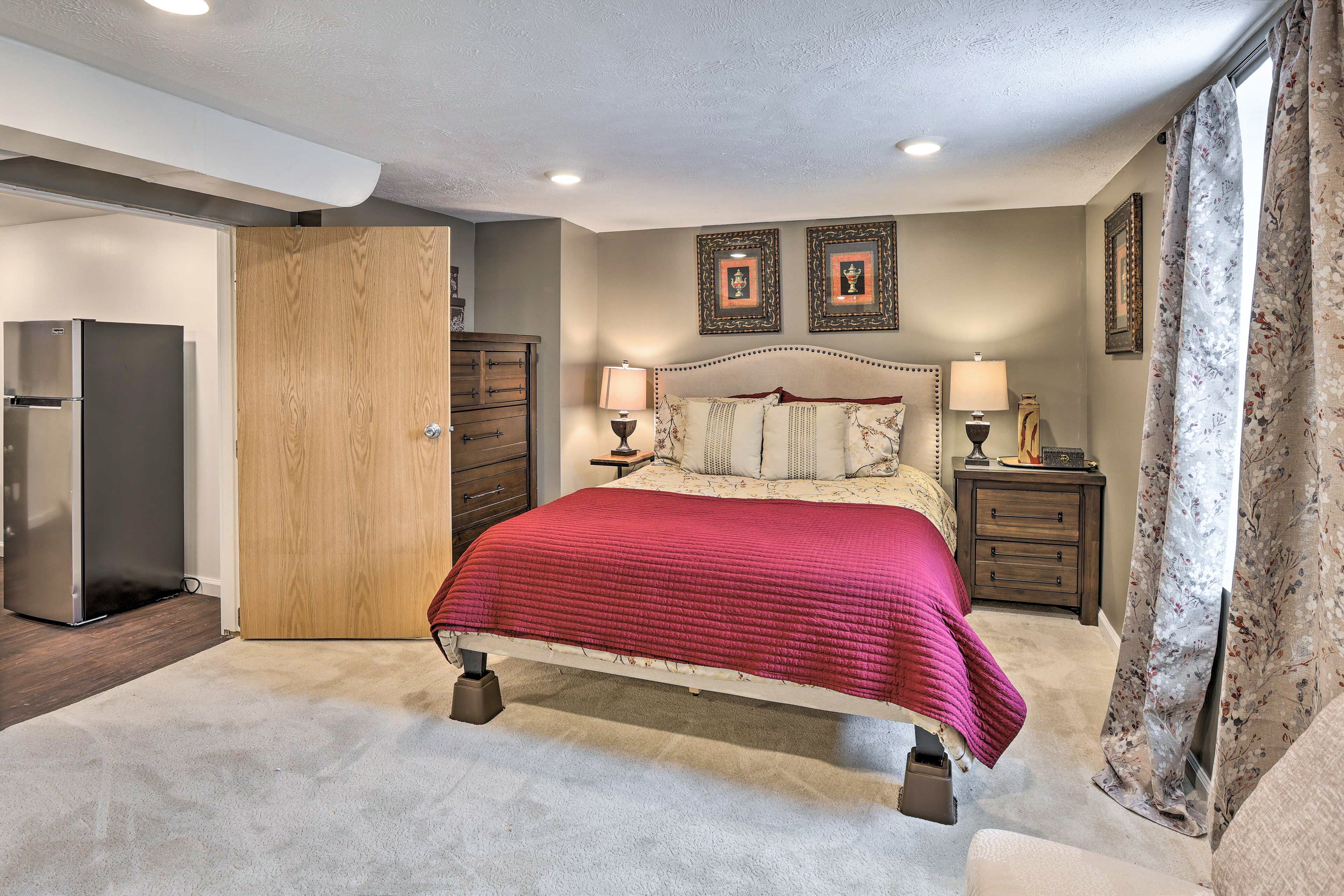 Bedroom | Queen Bed | Walk-In Closet